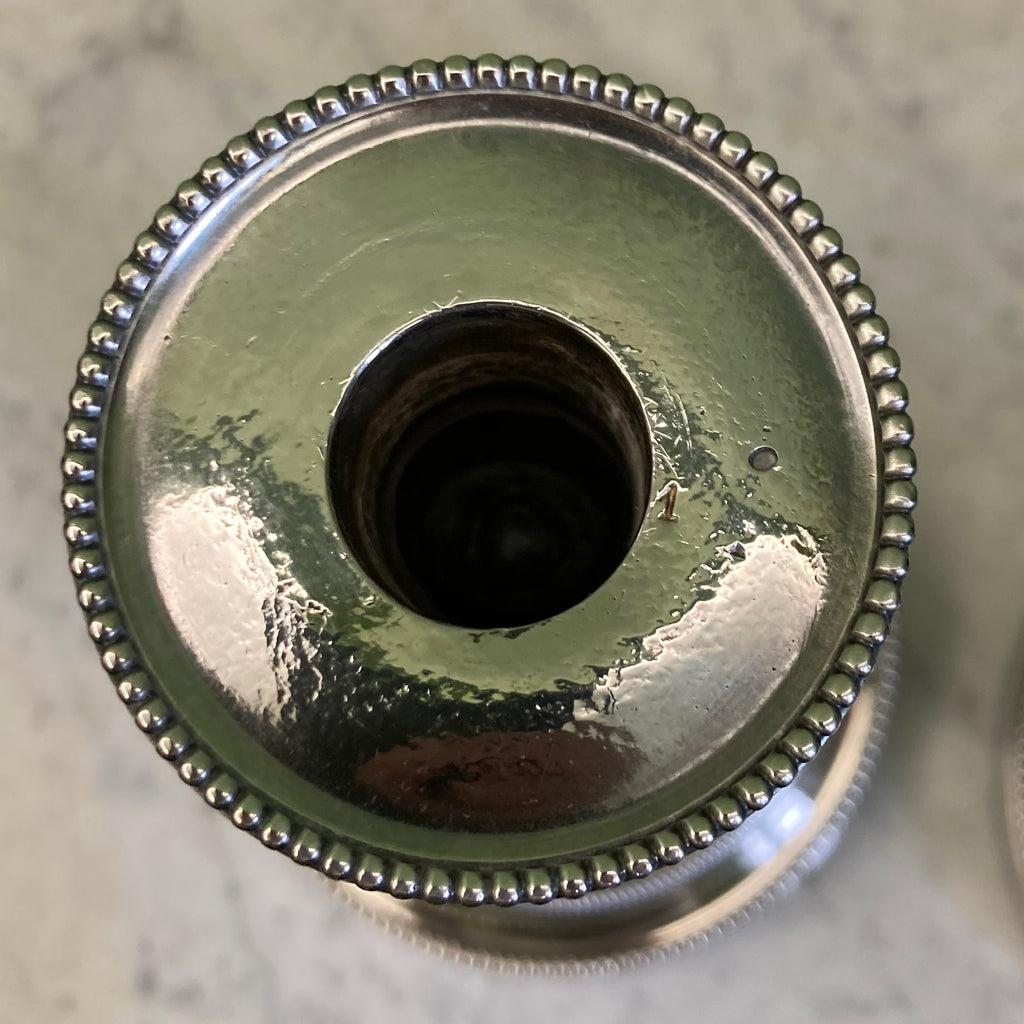 Paire de bougeoirs en bronze argenté signé Voisenet