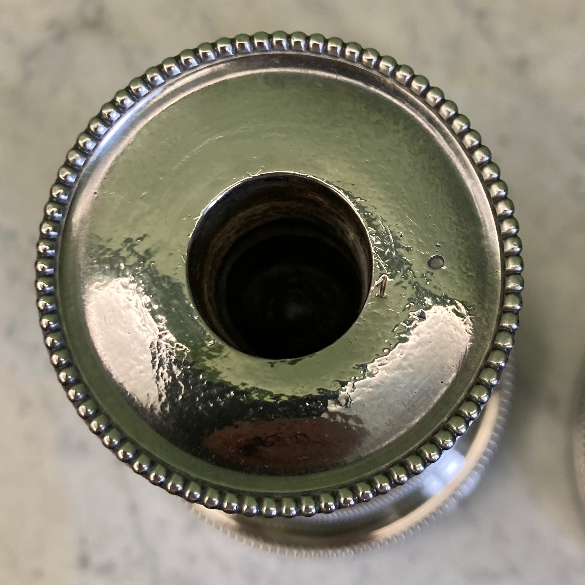 Paire de bougeoirs en bronze argenté signé Voisenet