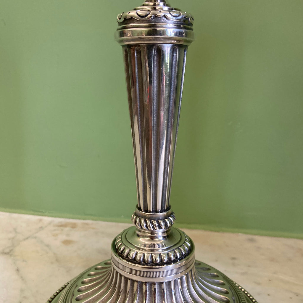 Paire de bougeoirs en bronze argenté signé Voisenet