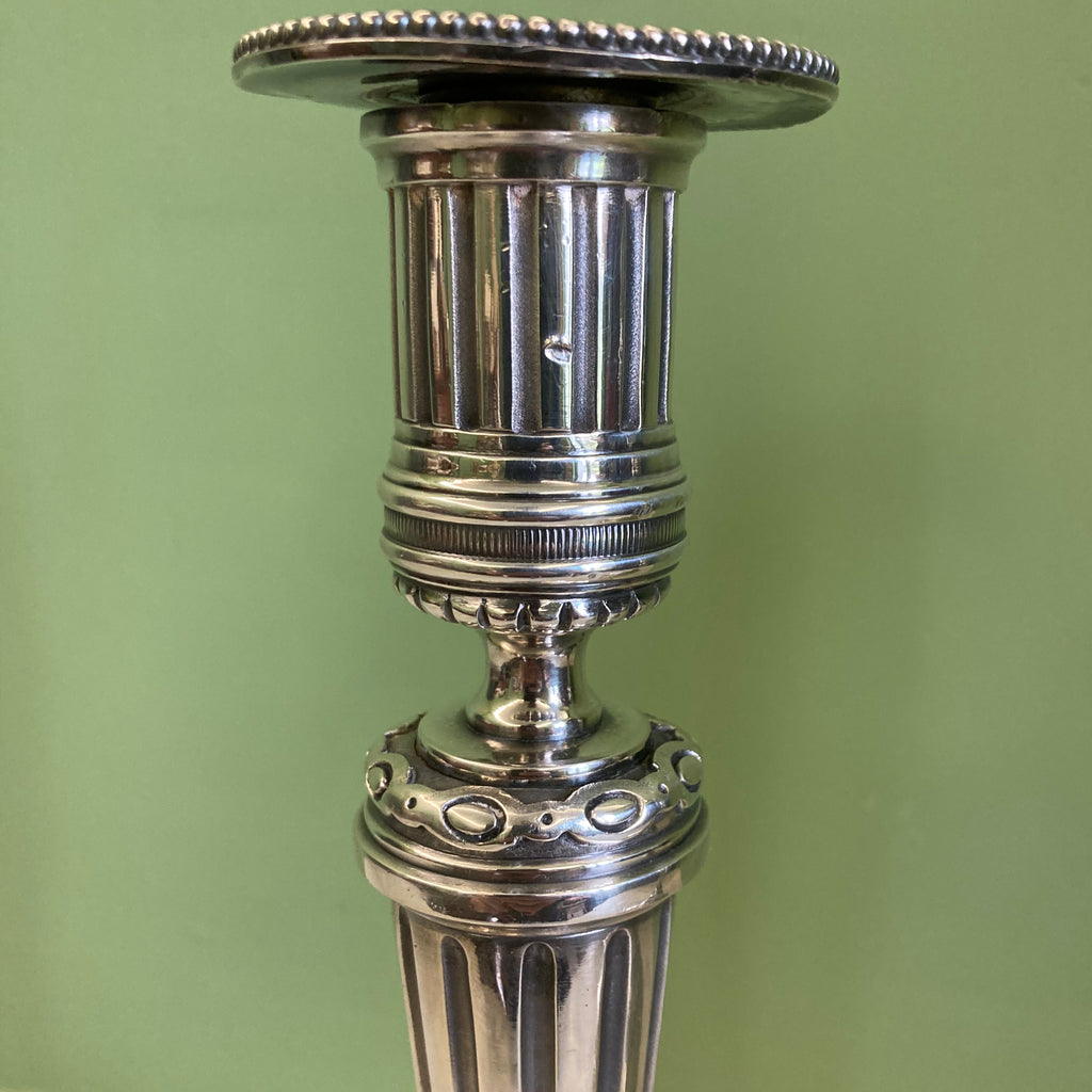 Paire de bougeoirs en bronze argenté signé Voisenet