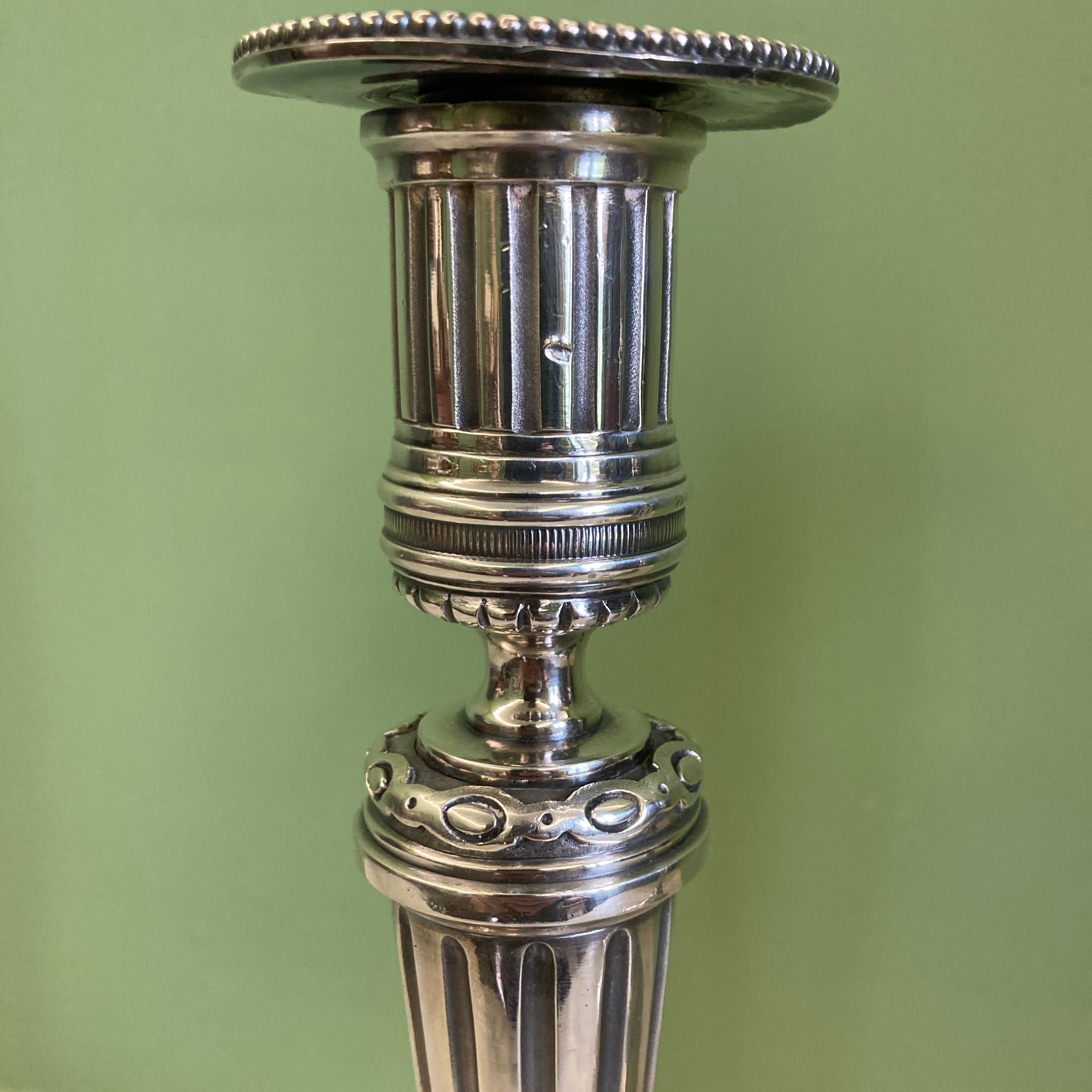 Paire de bougeoirs en bronze argenté signé Voisenet