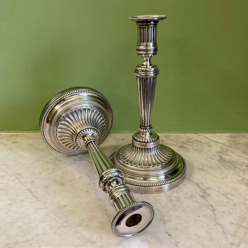 Paire de bougeoirs en bronze argenté signé Voisenet