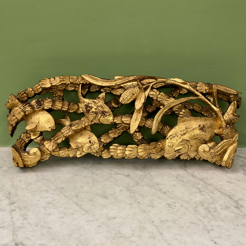 Ancien panneau en bois sculpté Chinois à décor de poissons.