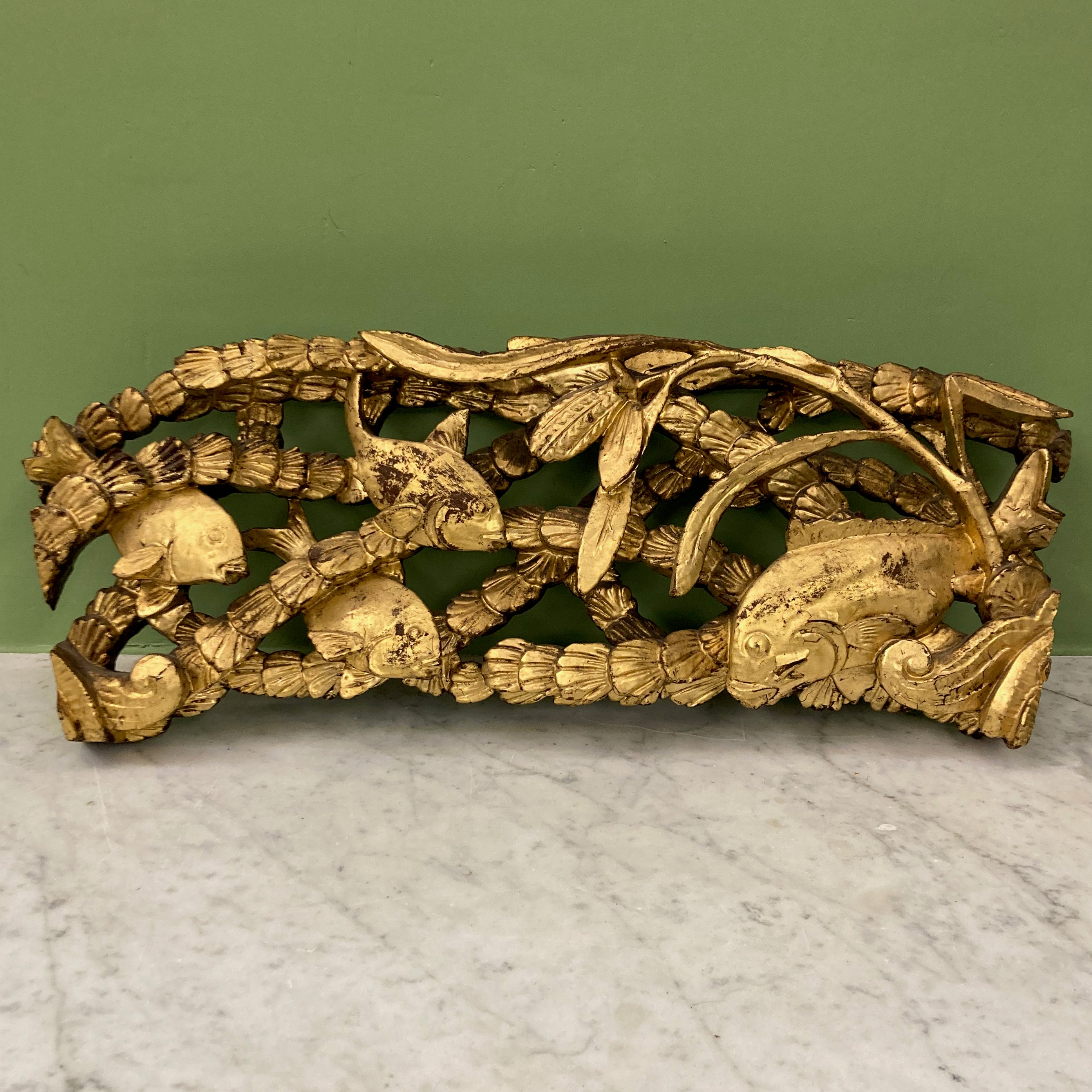 Ancien panneau en bois sculpté Chinois à décor de poissons.