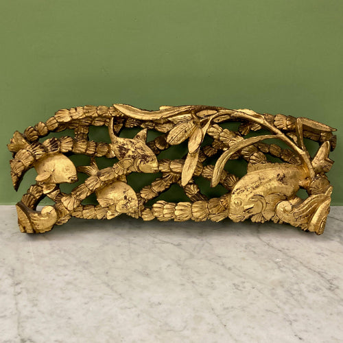 Ancien panneau en bois sculpté Chinois à décor de poissons.