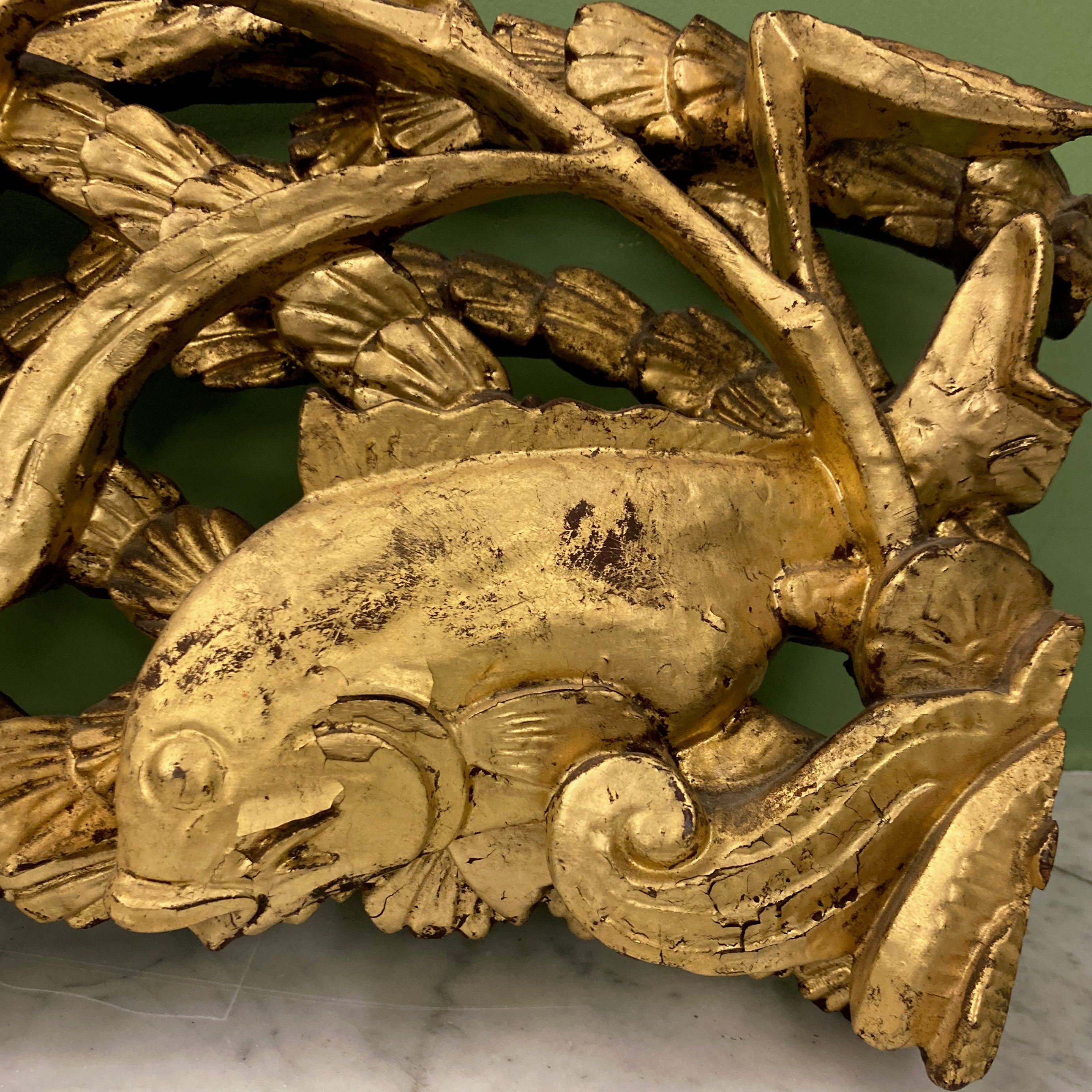 Ancien panneau en bois sculpté Chinois à décor de poissons.