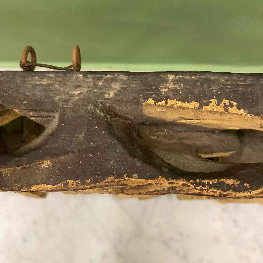 Ancien panneau en bois sculpté Chinois à décor de poissons.