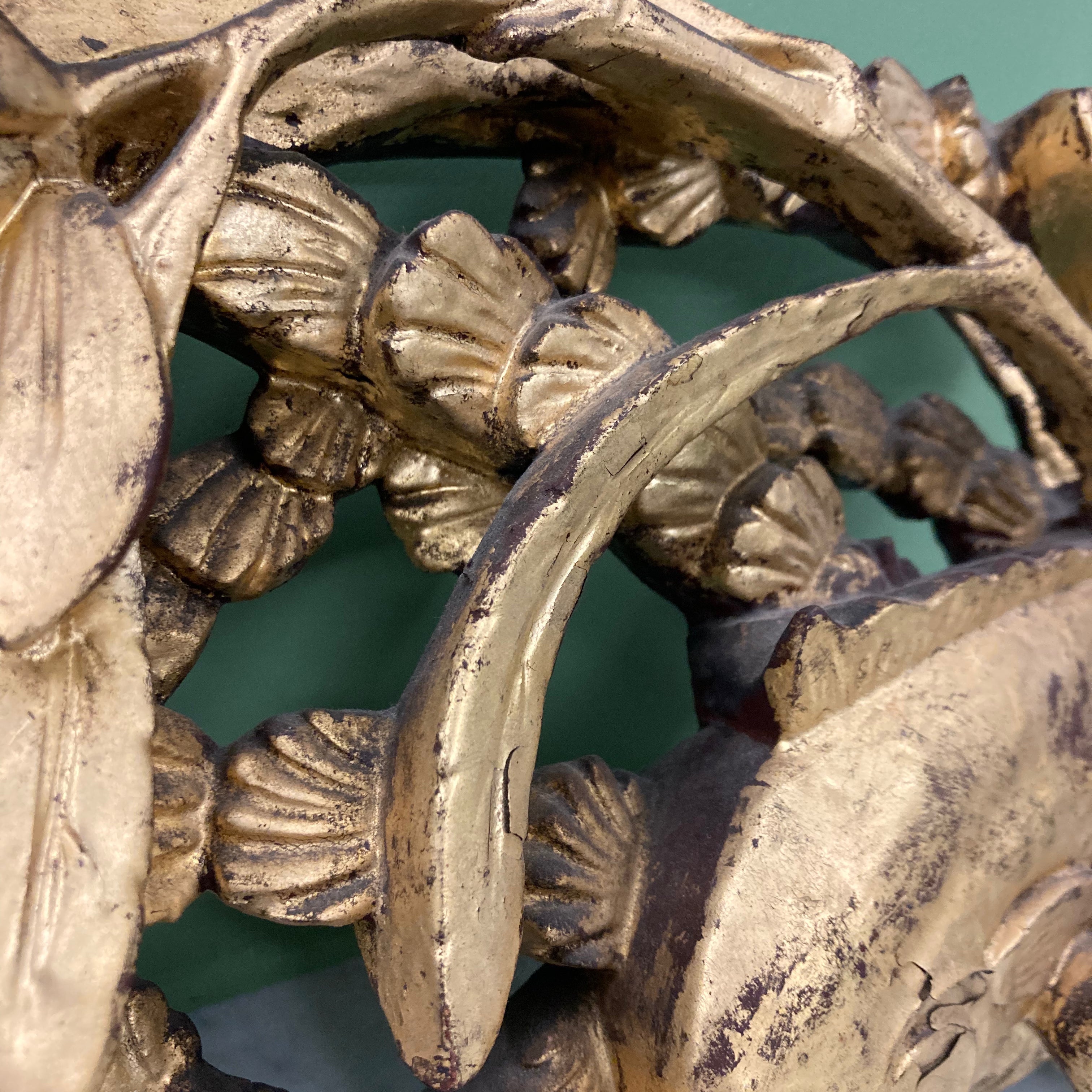 Ancien panneau en bois sculpté Chinois à décor de poissons.