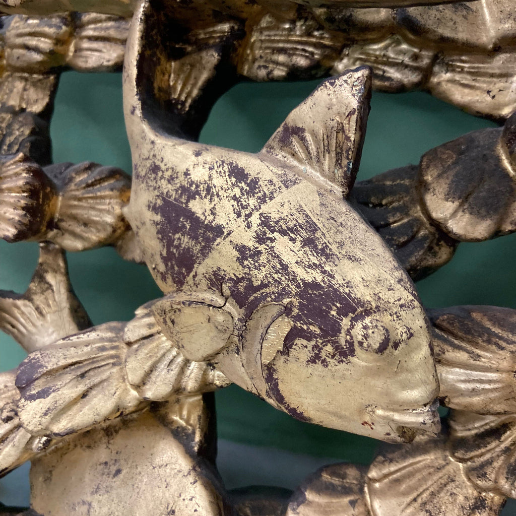 Ancien panneau en bois sculpté Chinois à décor de poissons.