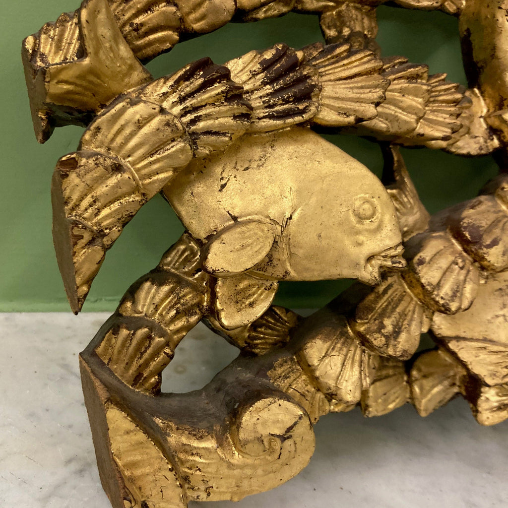 Ancien panneau en bois sculpté Chinois à décor de poissons.