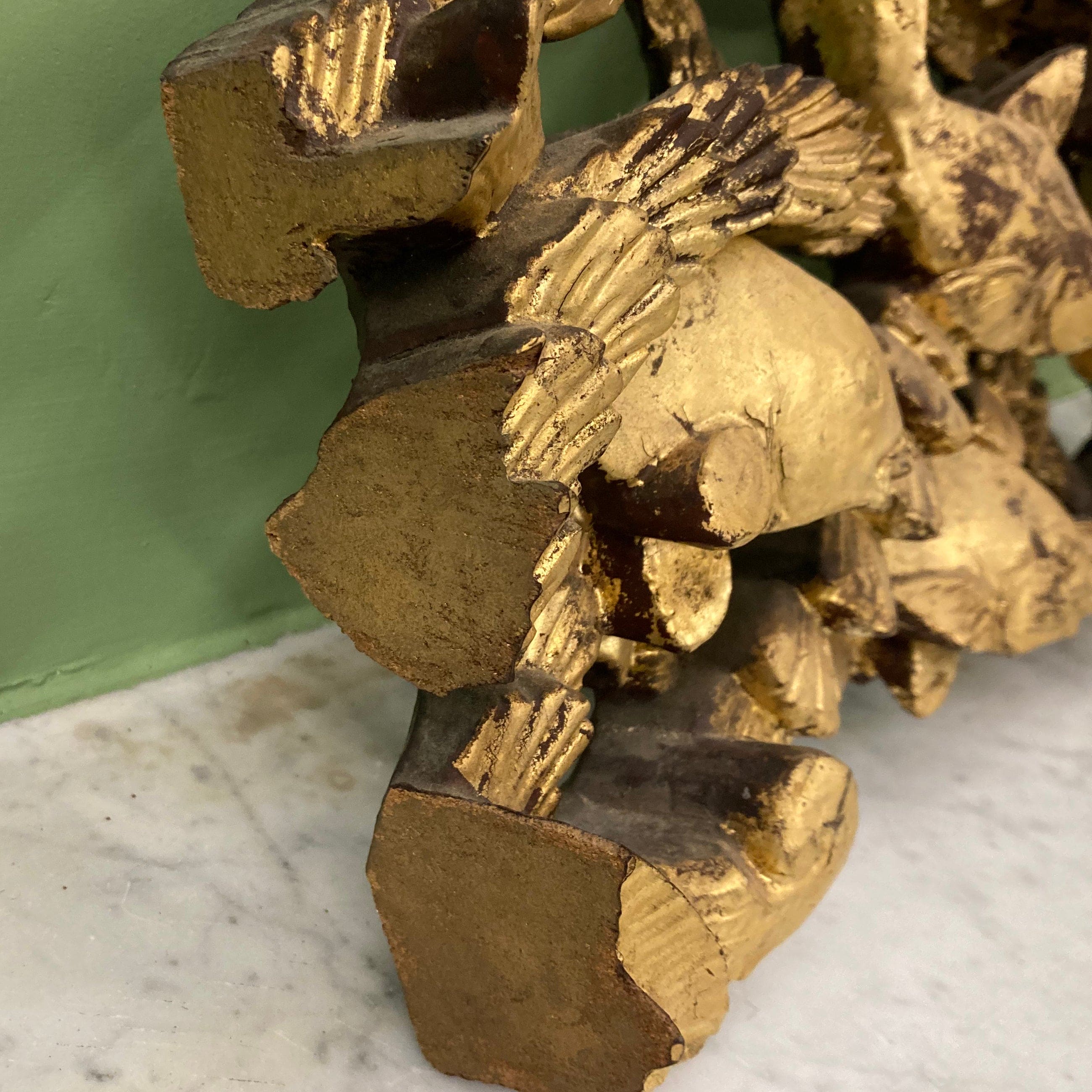 Ancien panneau en bois sculpté Chinois à décor de poissons.