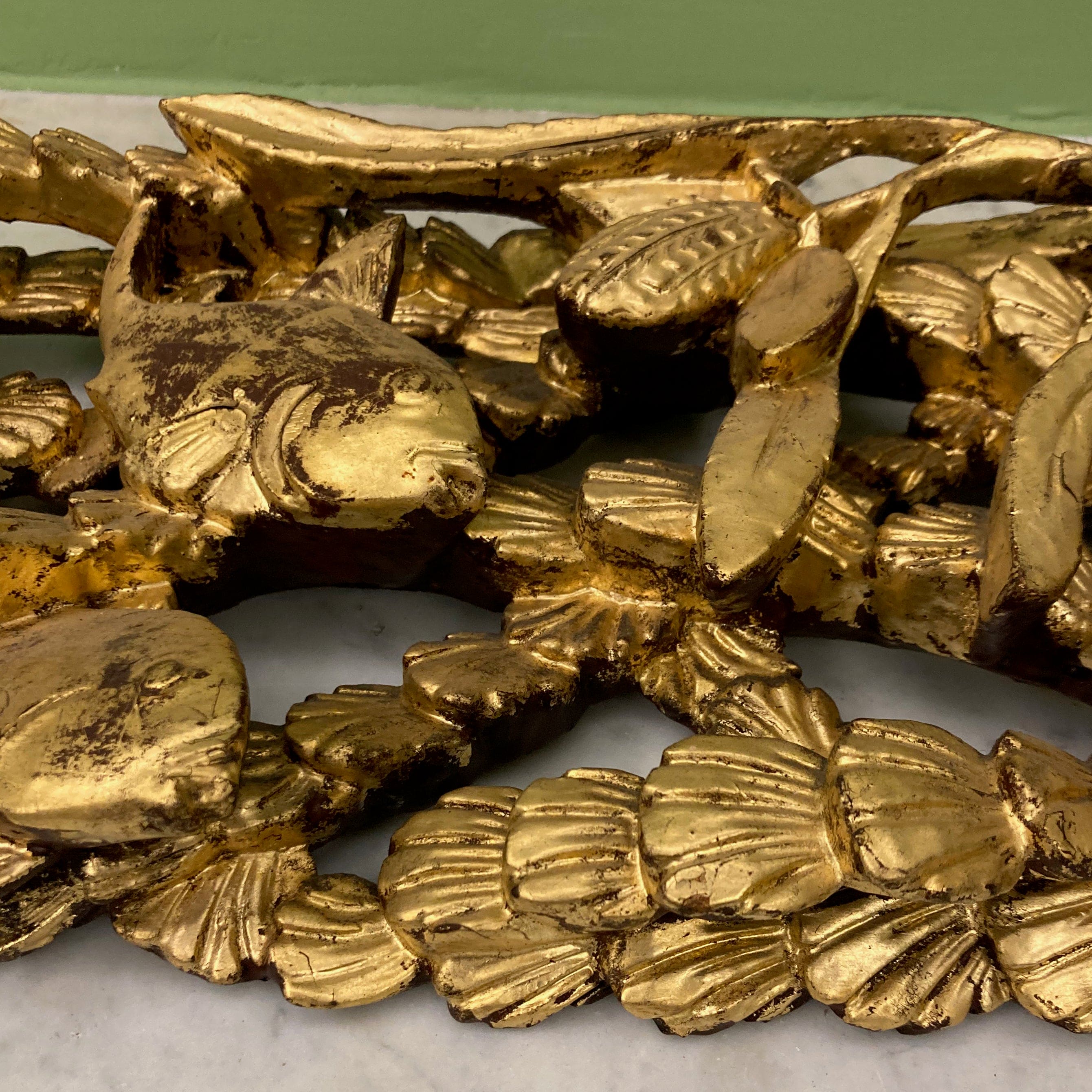 Ancien panneau en bois sculpté Chinois à décor de poissons.