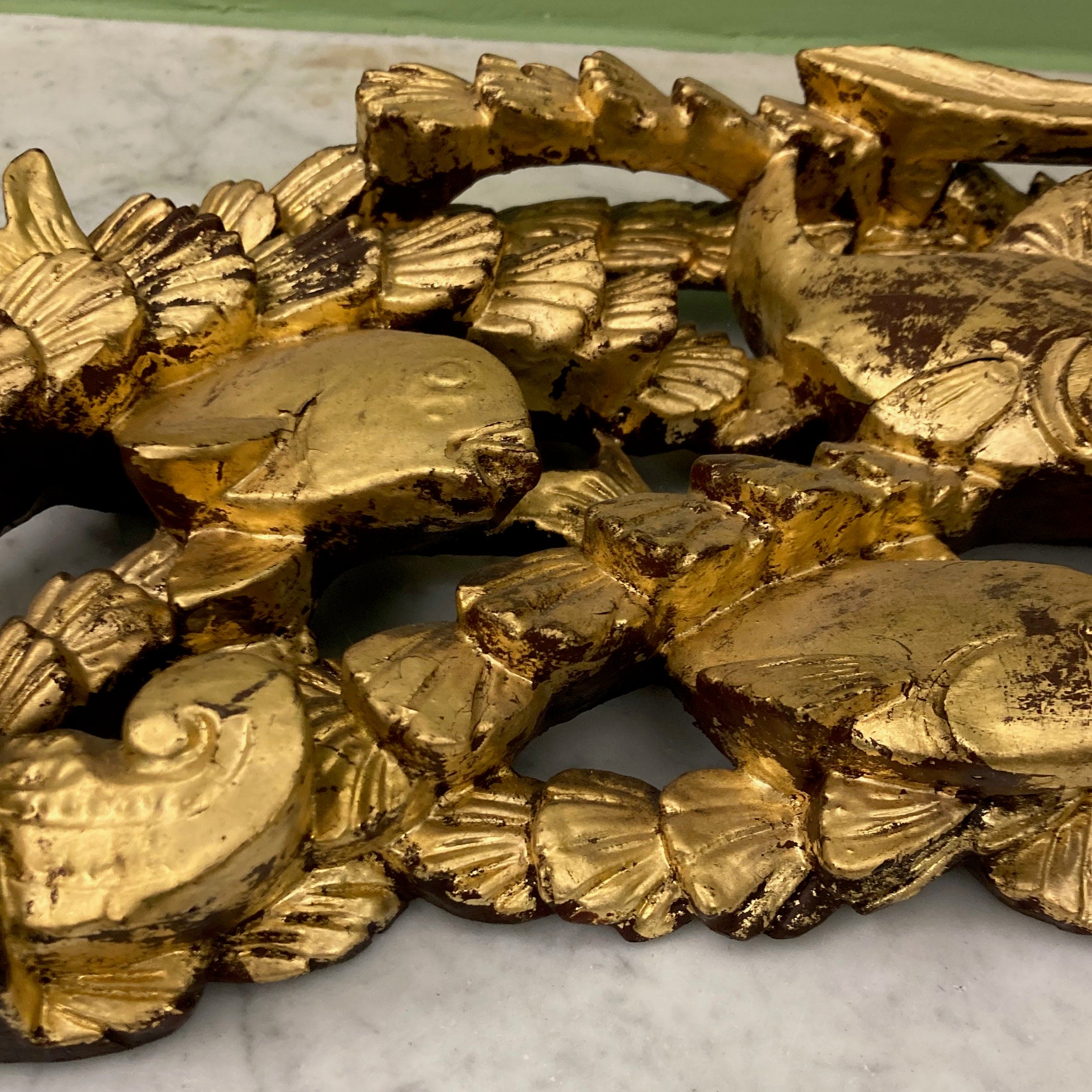 Ancien panneau en bois sculpté Chinois à décor de poissons.