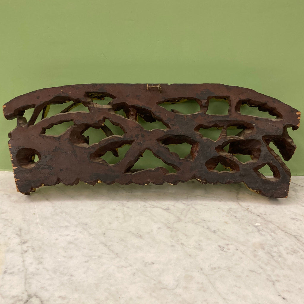 Ancien panneau en bois sculpté Chinois à décor de poissons.