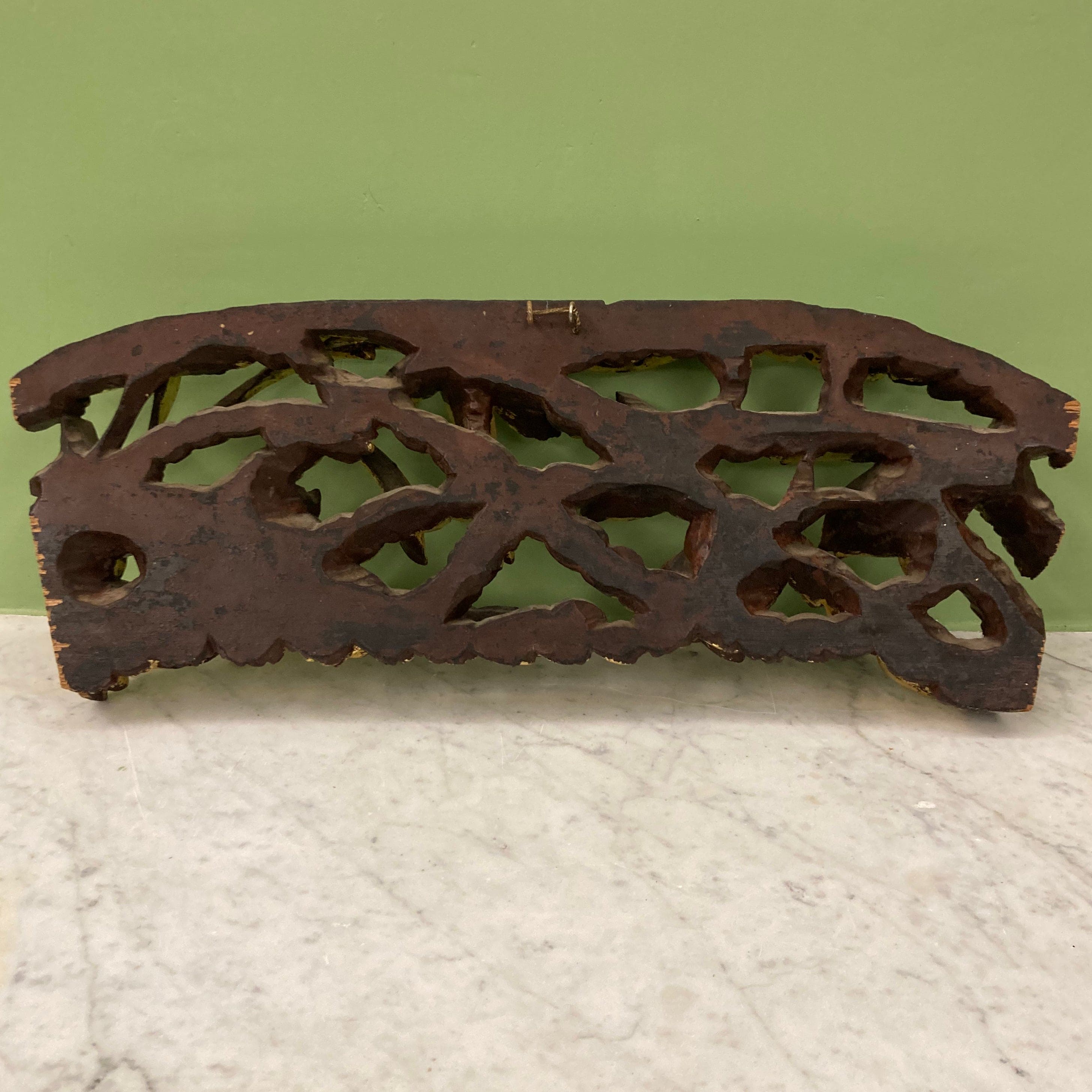 Ancien panneau en bois sculpté Chinois à décor de poissons.