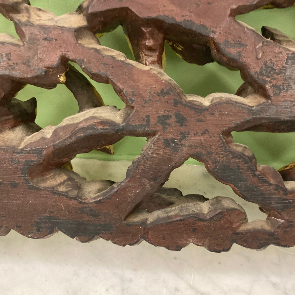 Ancien panneau en bois sculpté Chinois à décor de poissons.