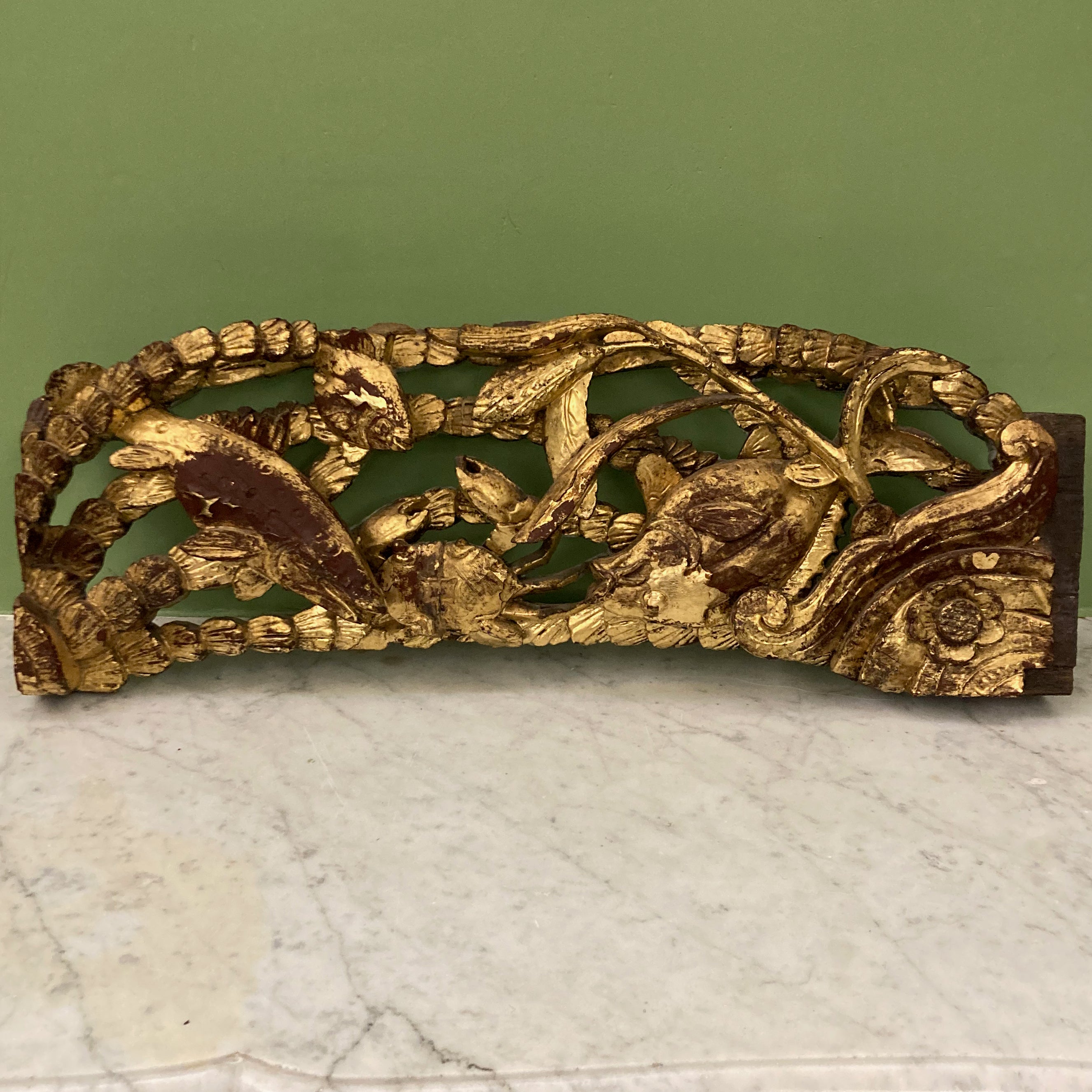 panneau décoratif en bois sculpté et doré à décor de poissons et d' un crabe.