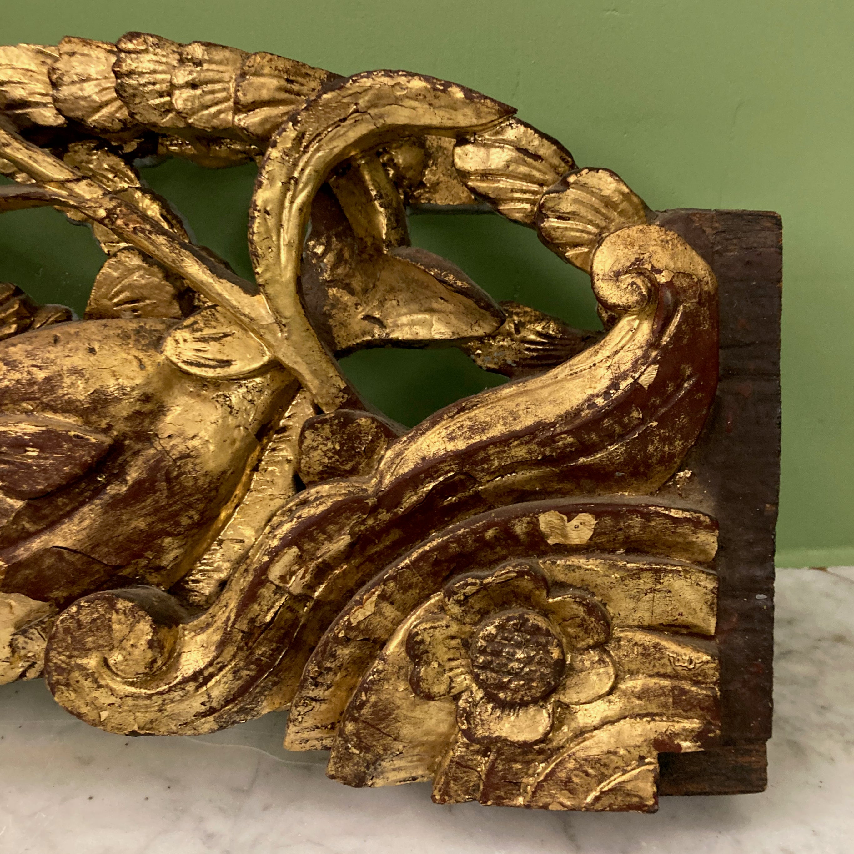 panneau décoratif en bois sculpté et doré à décor de poissons et d' un crabe.