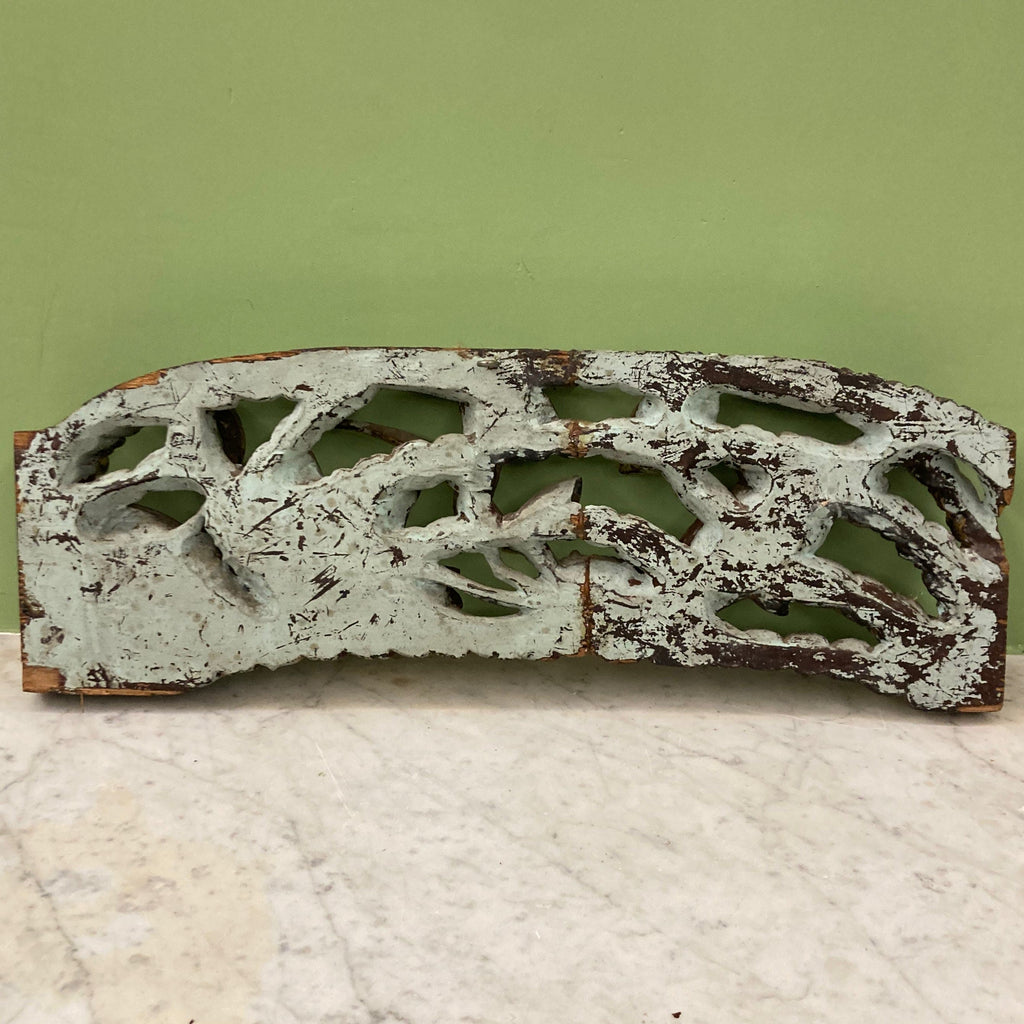 panneau décoratif en bois sculpté et doré à décor de poissons et d' un crabe.