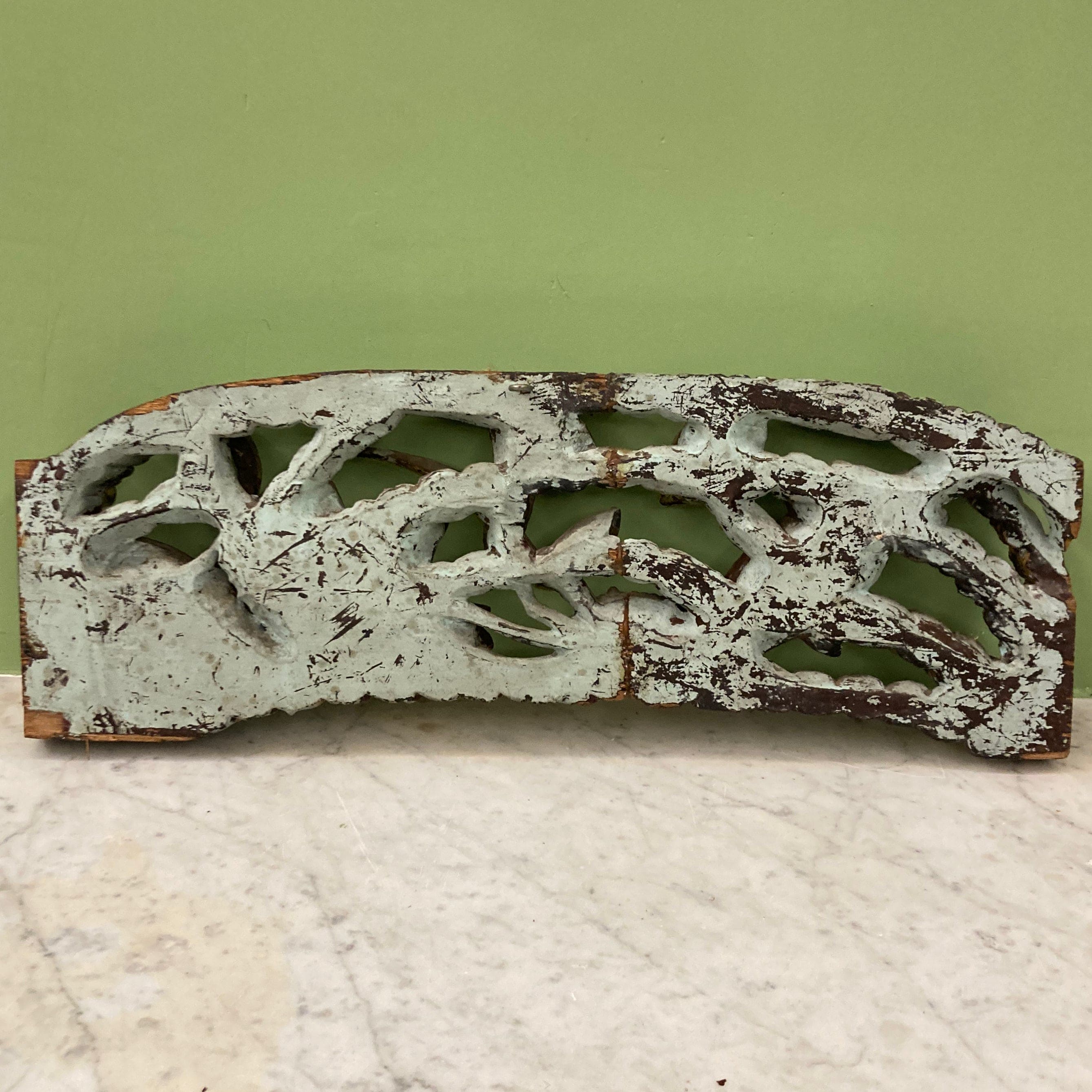 panneau décoratif en bois sculpté et doré à décor de poissons et d' un crabe.