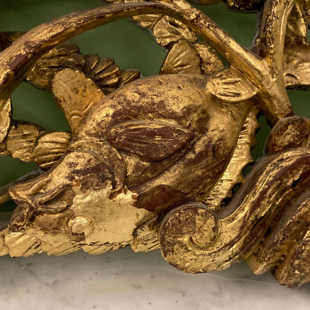 panneau décoratif en bois sculpté et doré à décor de poissons et d' un crabe.