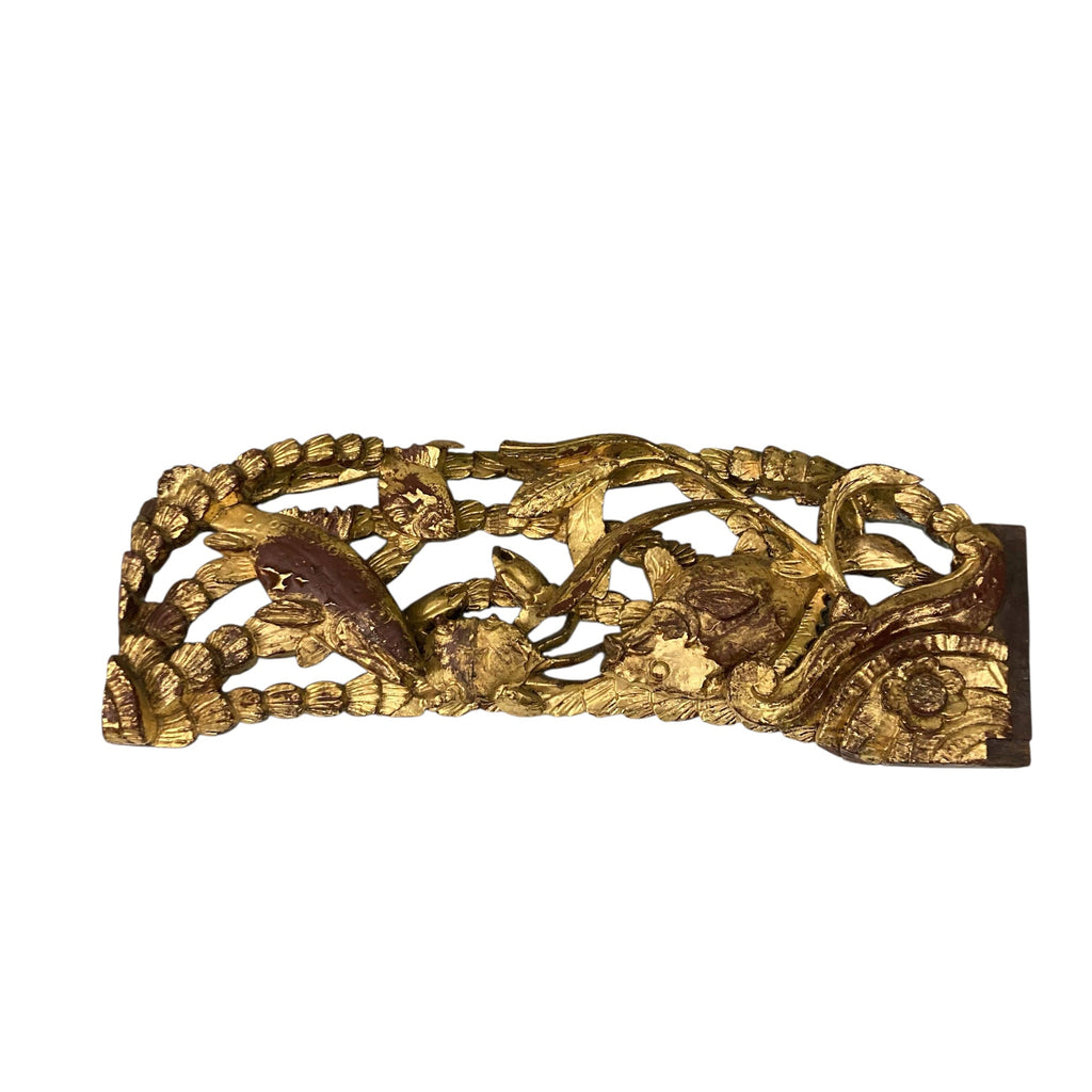 panneau décoratif en bois sculpté et doré à décor de poissons et d' un crabe.