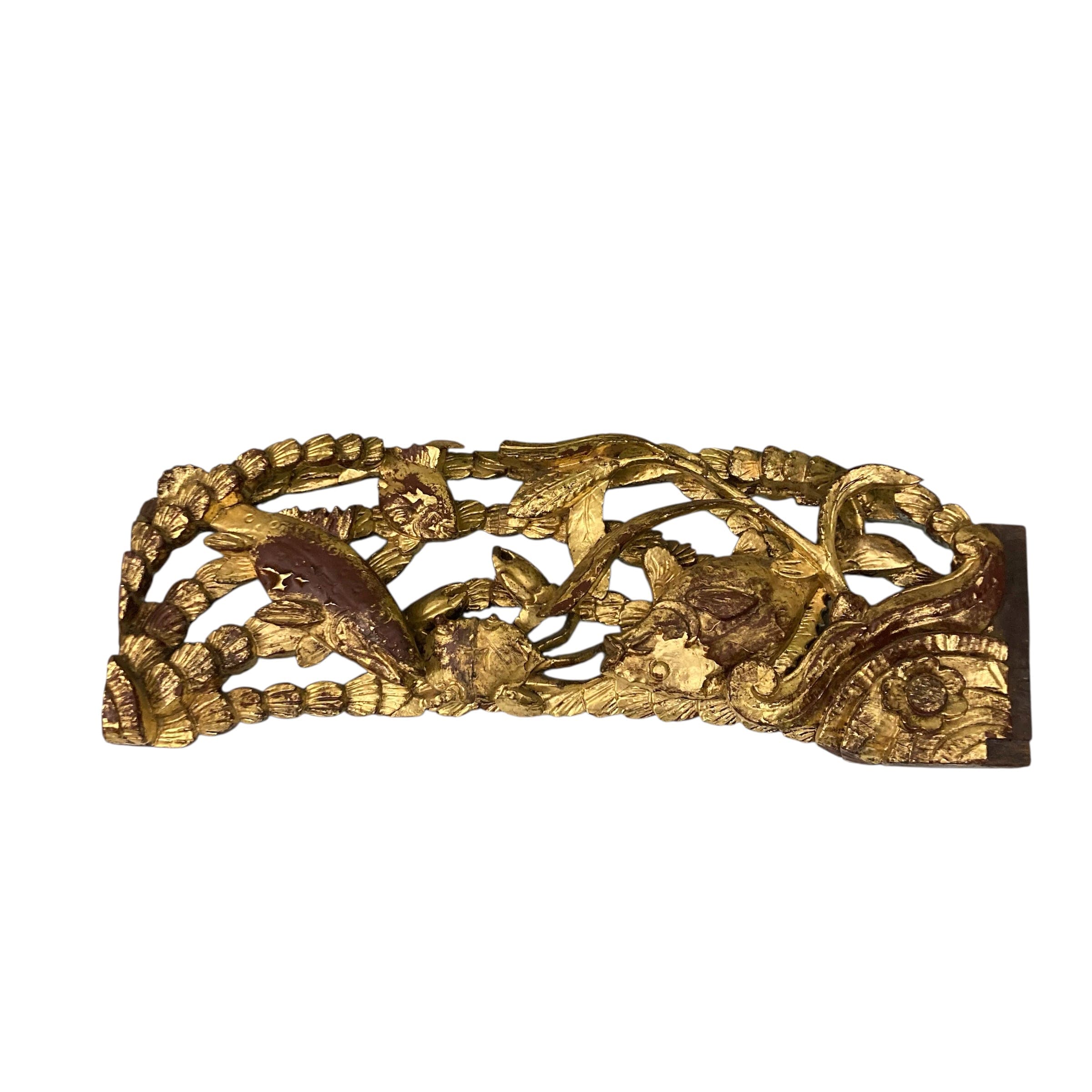 panneau décoratif en bois sculpté et doré à décor de poissons et d' un crabe.