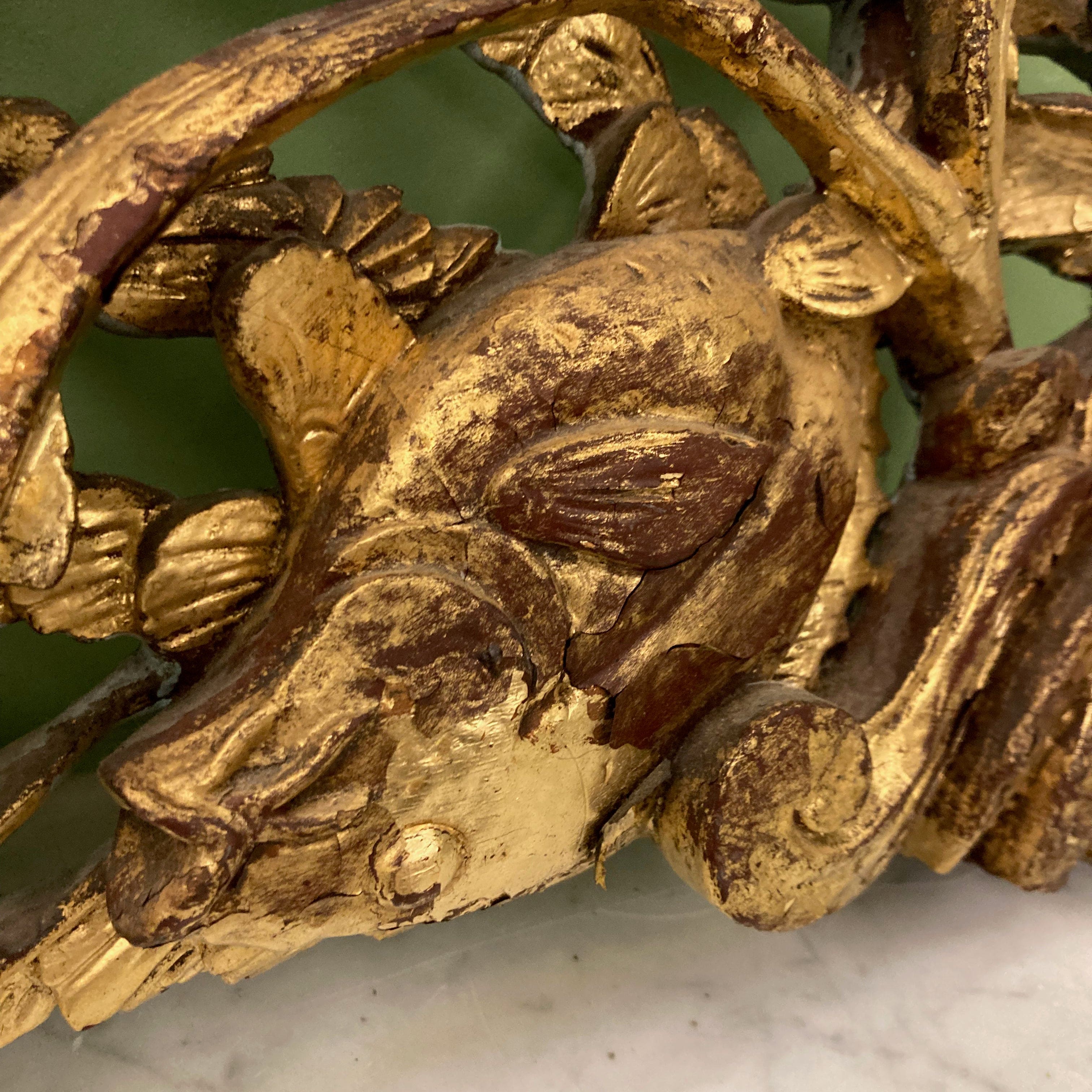 panneau décoratif en bois sculpté et doré à décor de poissons et d' un crabe.