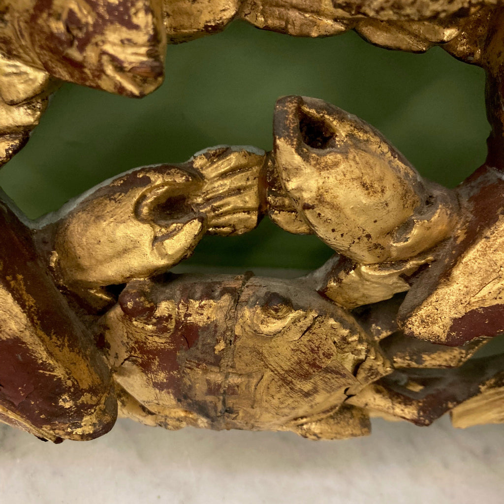panneau décoratif en bois sculpté et doré à décor de poissons et d' un crabe.