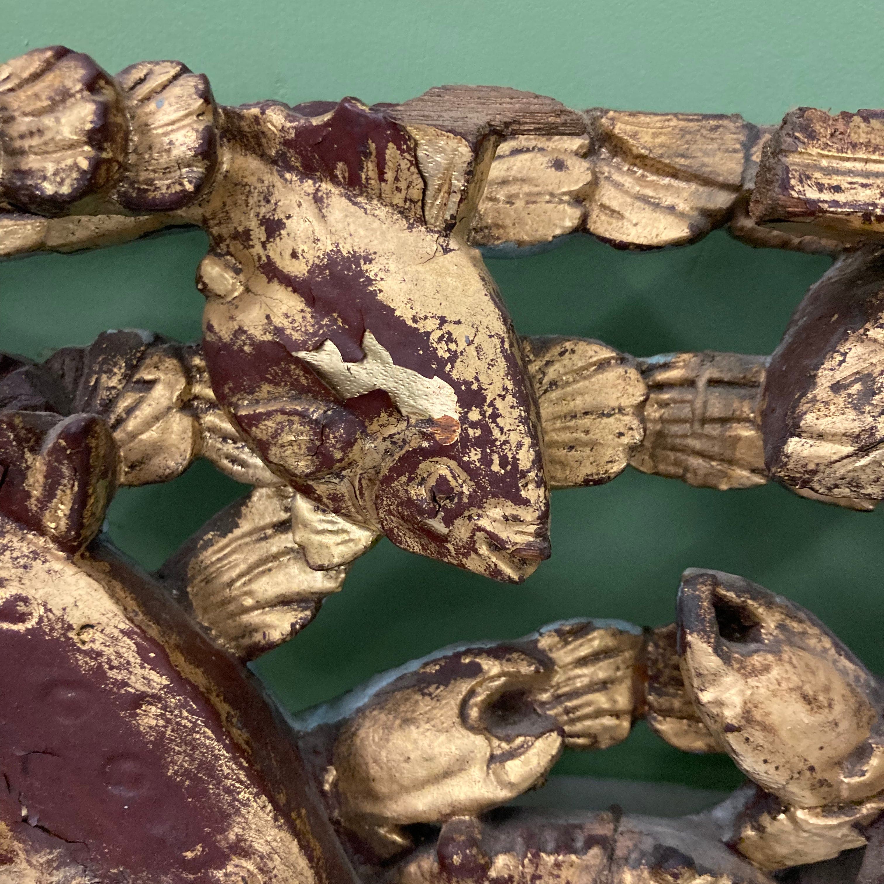 panneau décoratif en bois sculpté et doré à décor de poissons et d' un crabe.