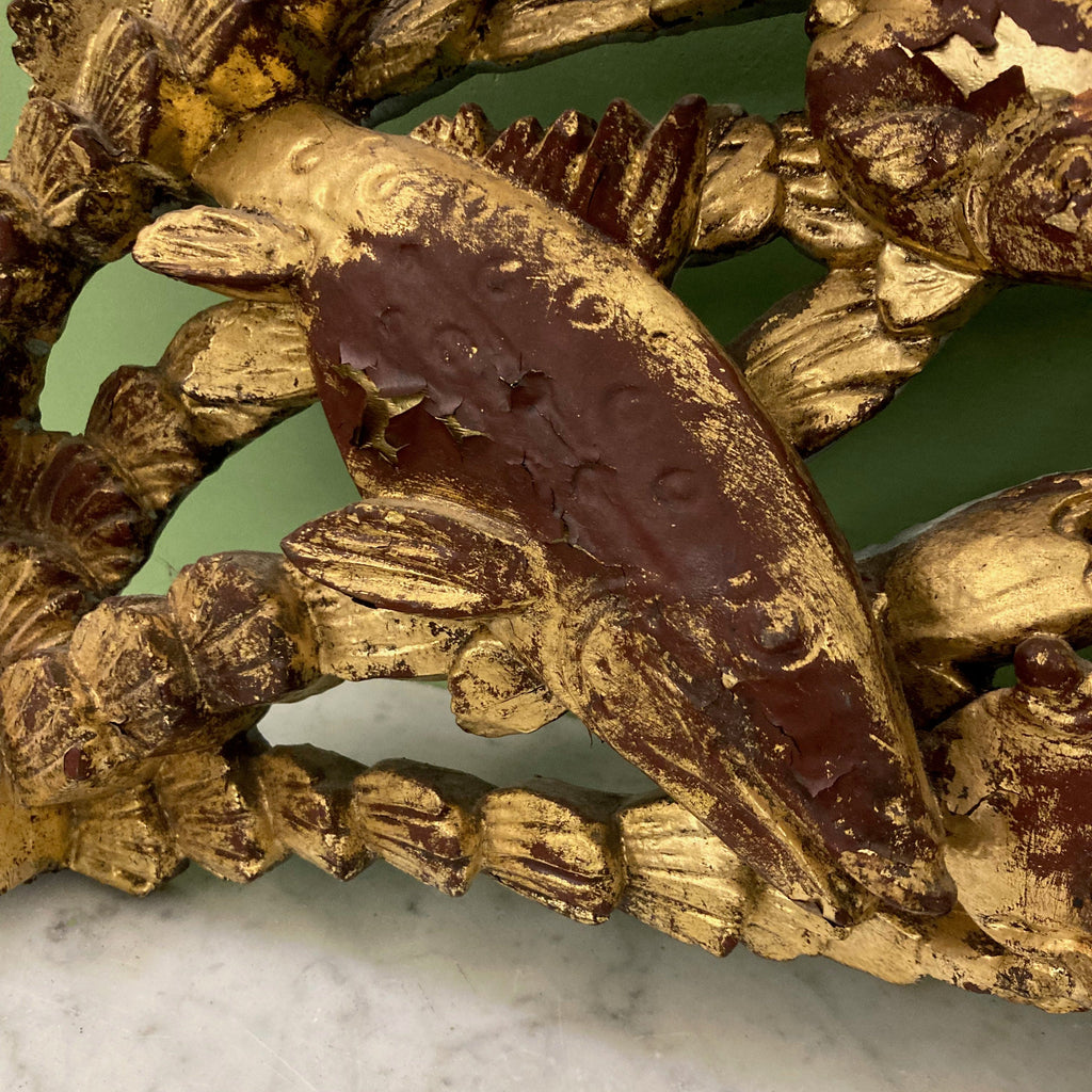 panneau décoratif en bois sculpté et doré à décor de poissons et d' un crabe.