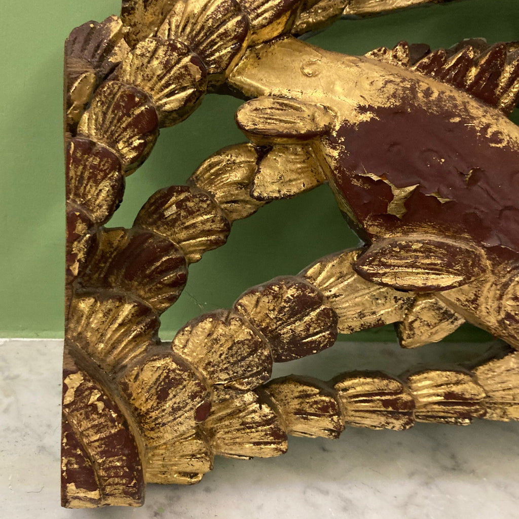 panneau décoratif en bois sculpté et doré à décor de poissons et d' un crabe.