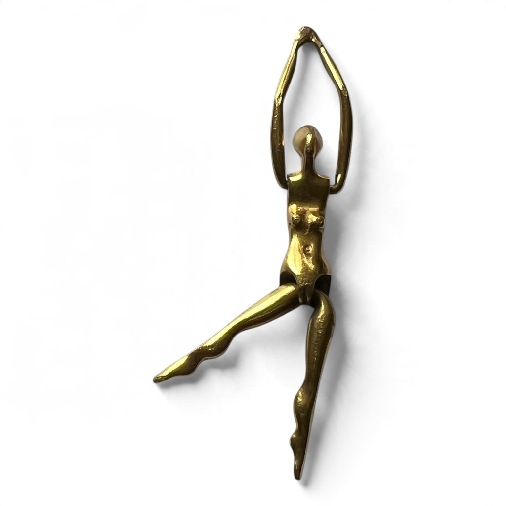 Pendentif Charles Jourdan Les Acrobates en plaqué or design Julian Snelling bijoux vintage 1980