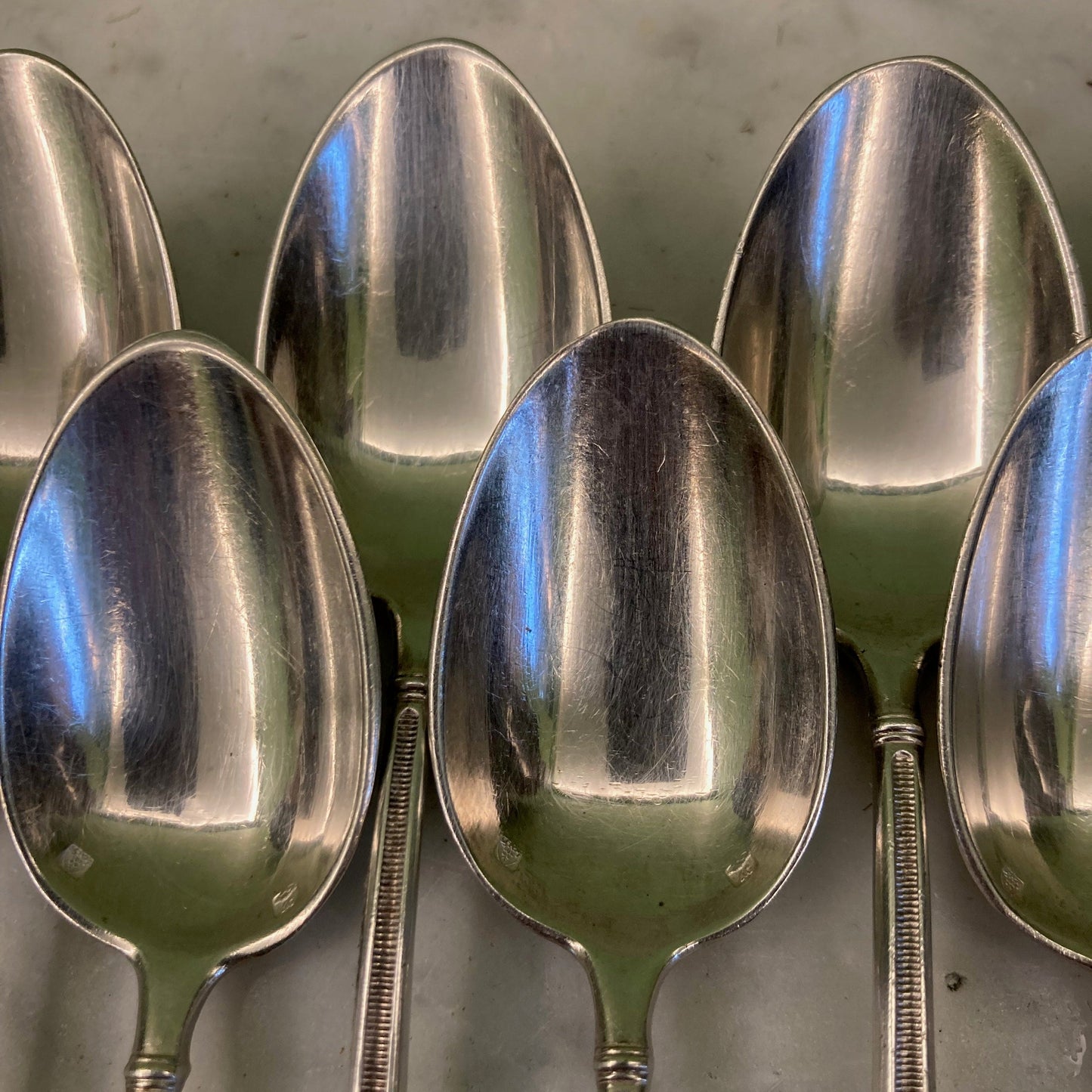 12 petites cuillères en métal argenté avec les manches à la Russe.