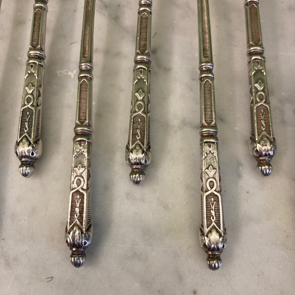 12 petites cuillères en métal argenté avec les manches à la Russe.