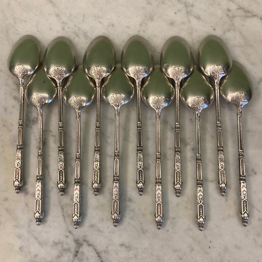 12 petites cuillères en métal argenté avec les manches à la Russe.