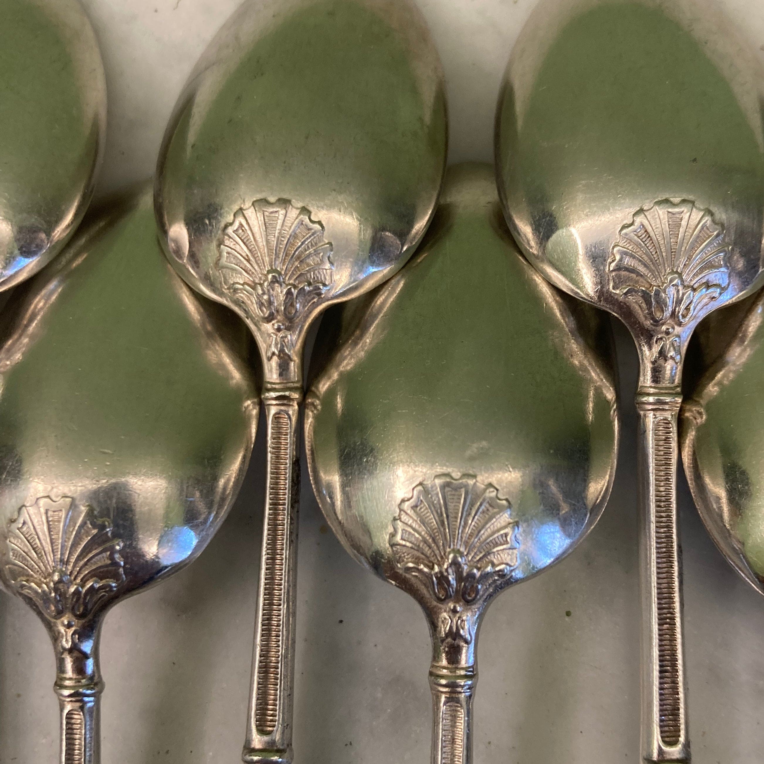 12 petites cuillères en métal argenté avec les manches à la Russe.