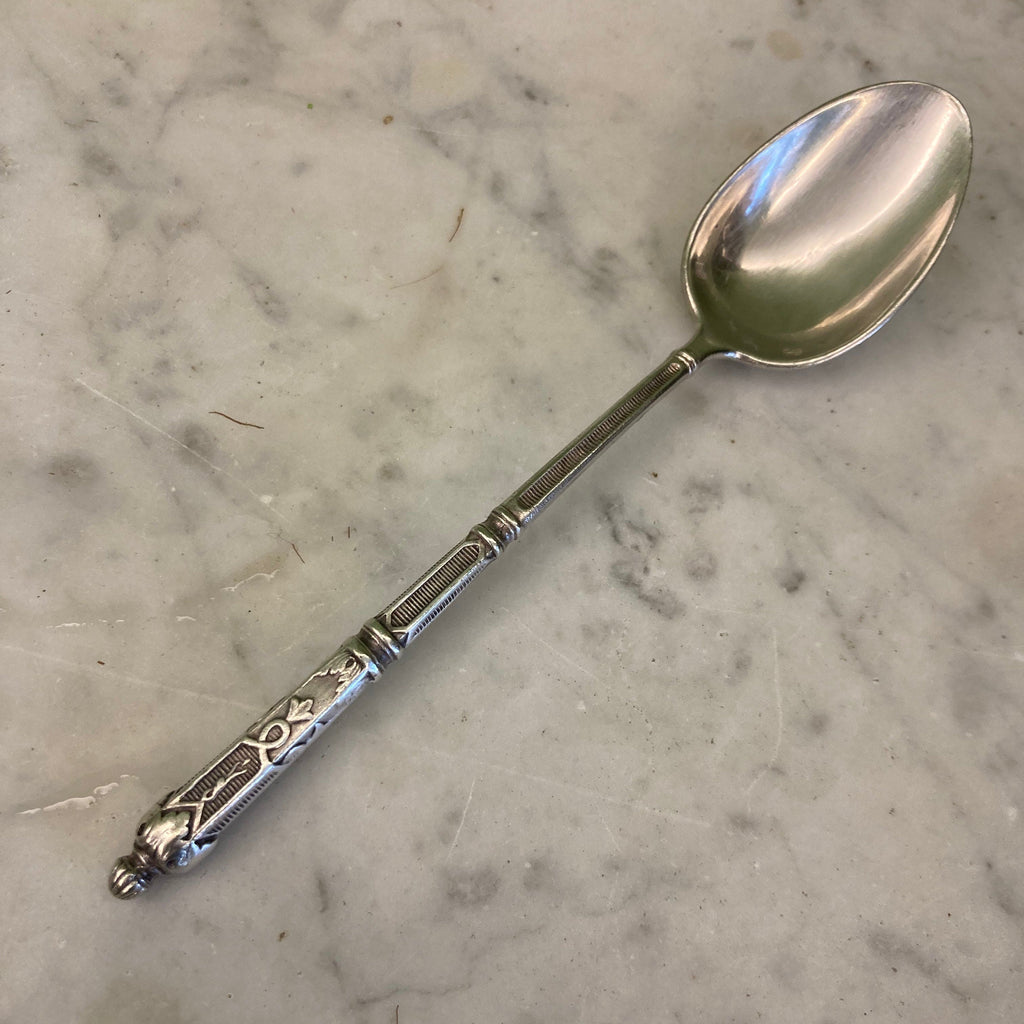 12 petites cuillères en métal argenté avec les manches à la Russe.