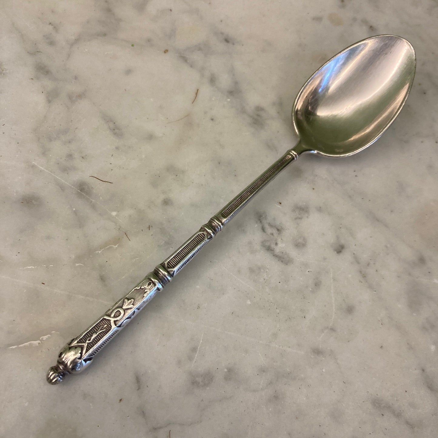 12 petites cuillères en métal argenté avec les manches à la Russe.