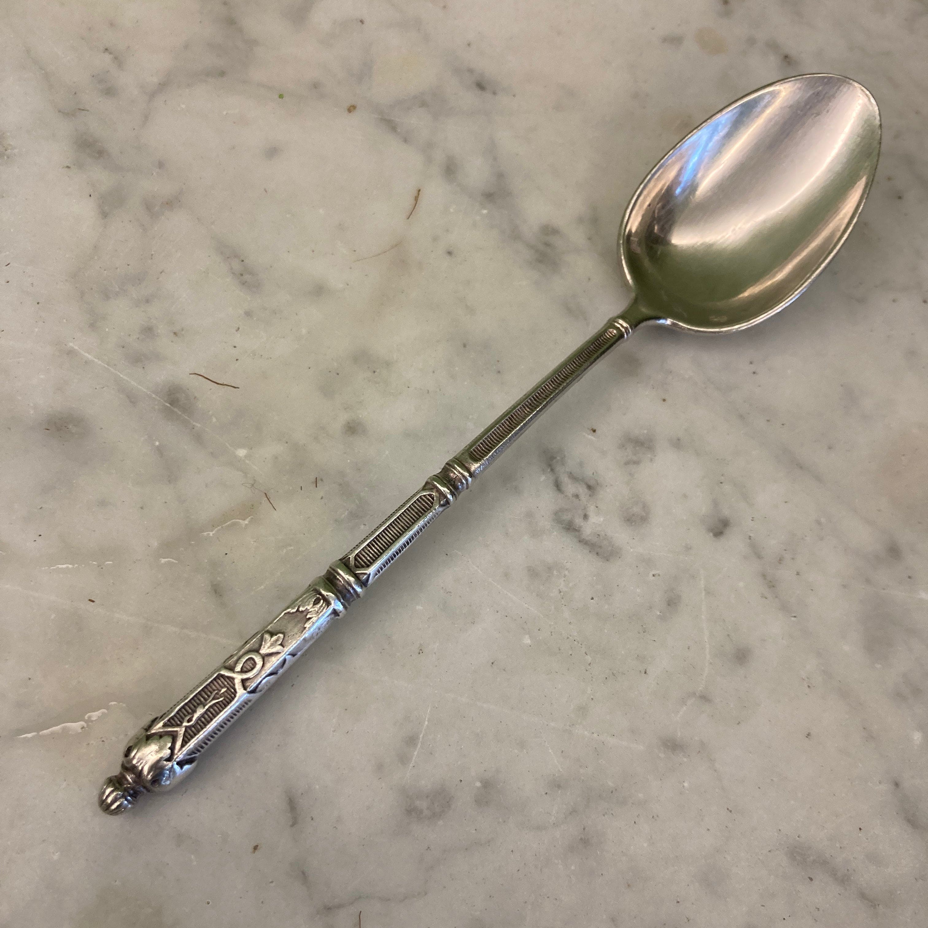 12 petites cuillères en métal argenté avec les manches à la Russe.