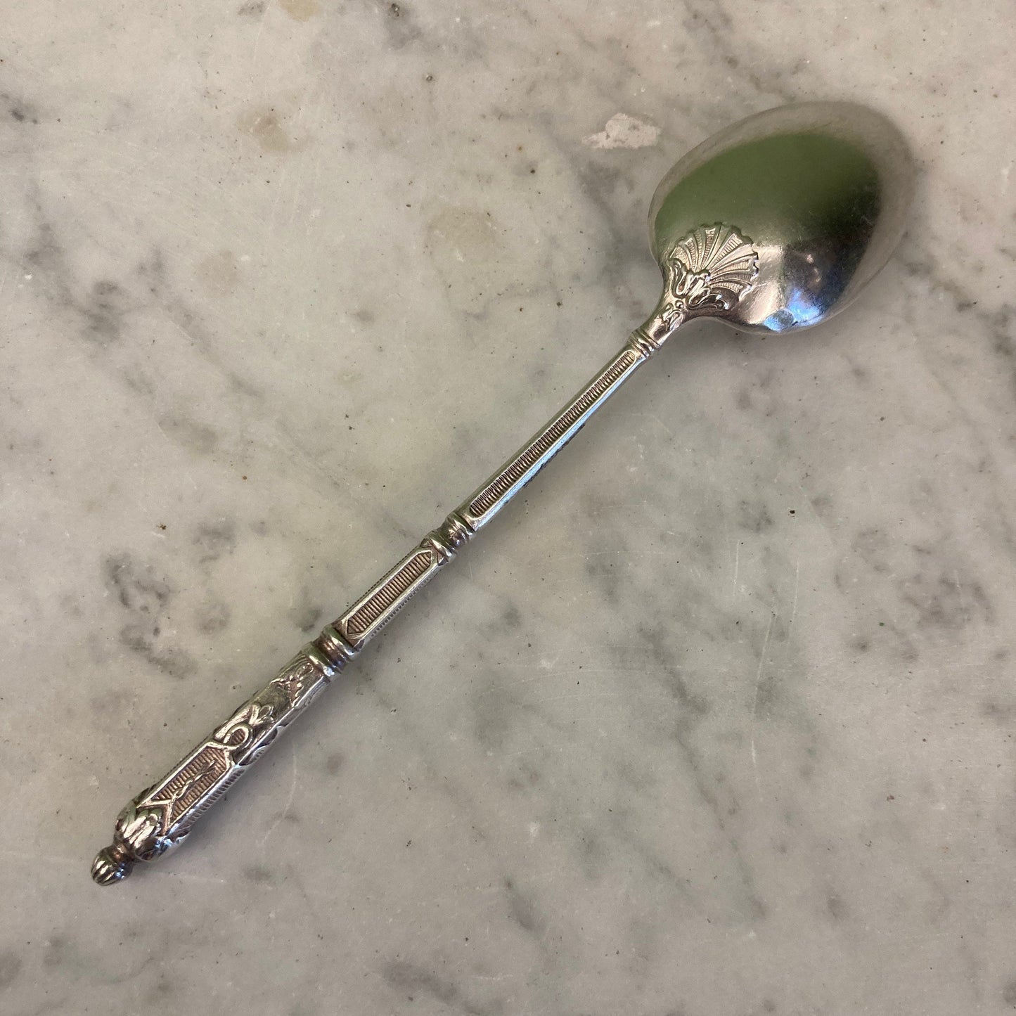 12 petites cuillères en métal argenté avec les manches à la Russe.