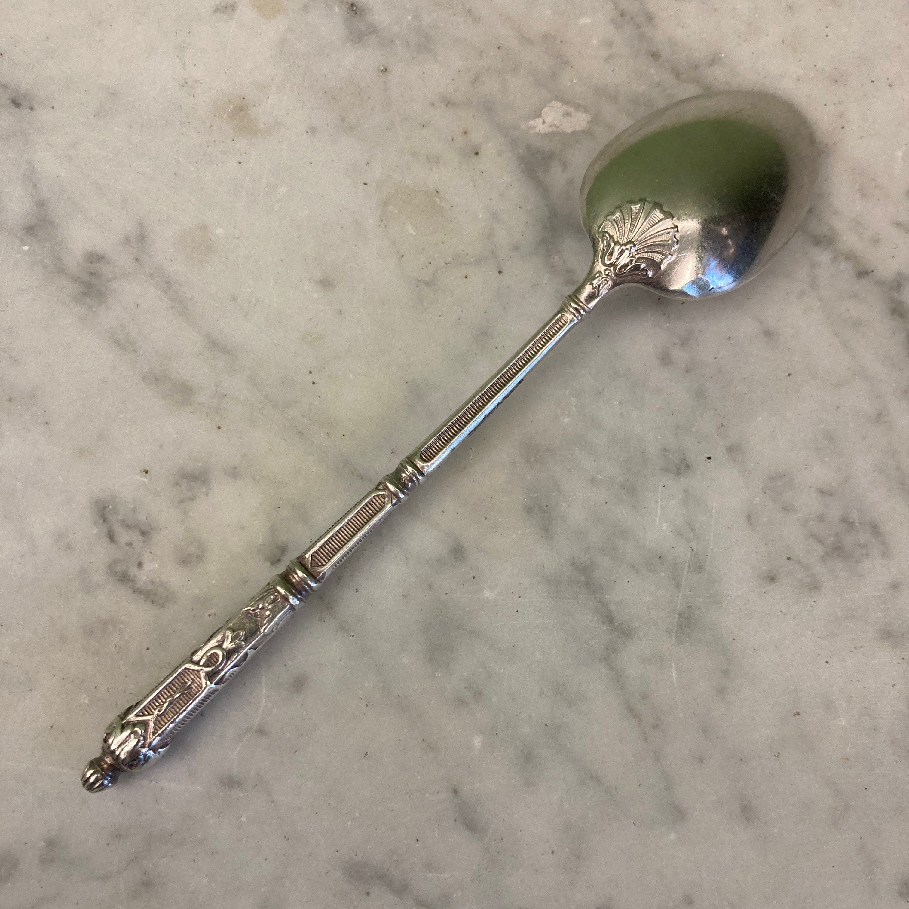 12 petites cuillères en métal argenté avec les manches à la Russe.