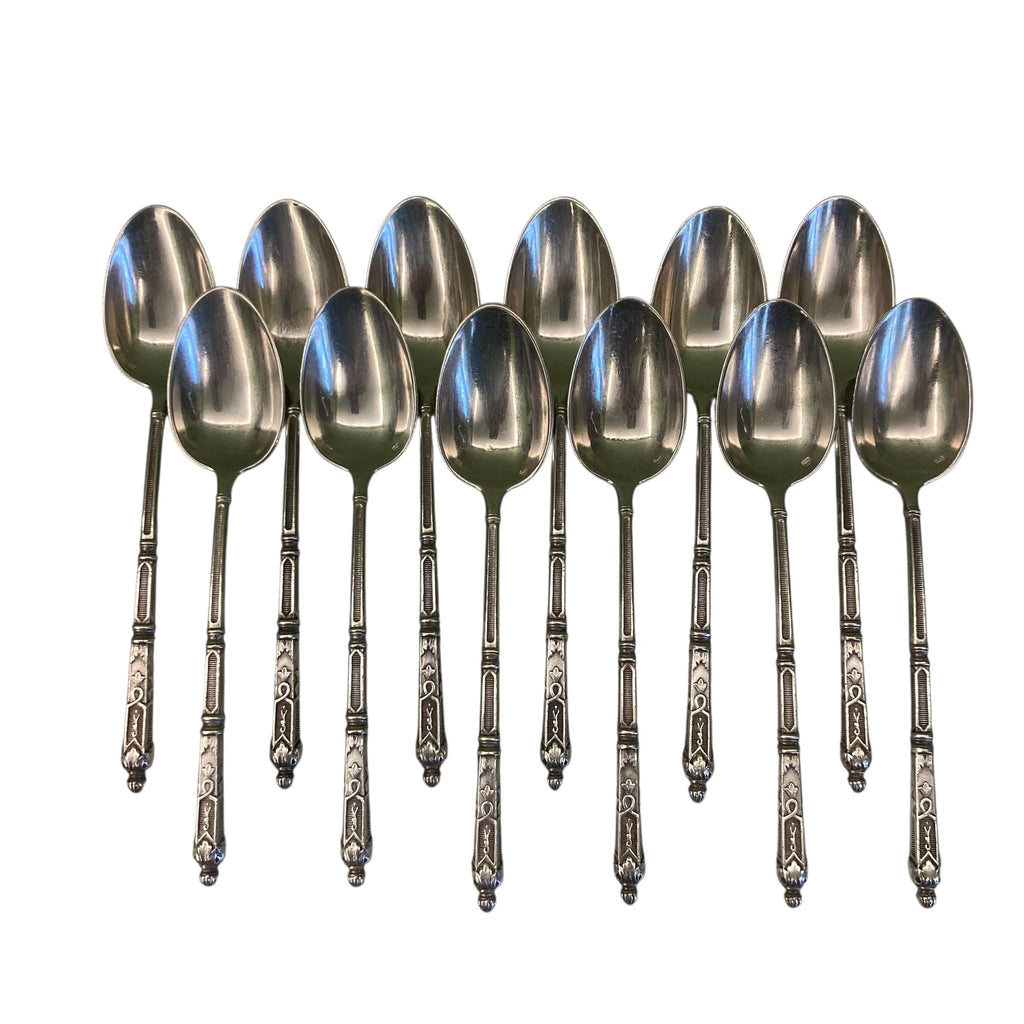 12 petites cuillères en métal argenté avec les manches à la Russe.