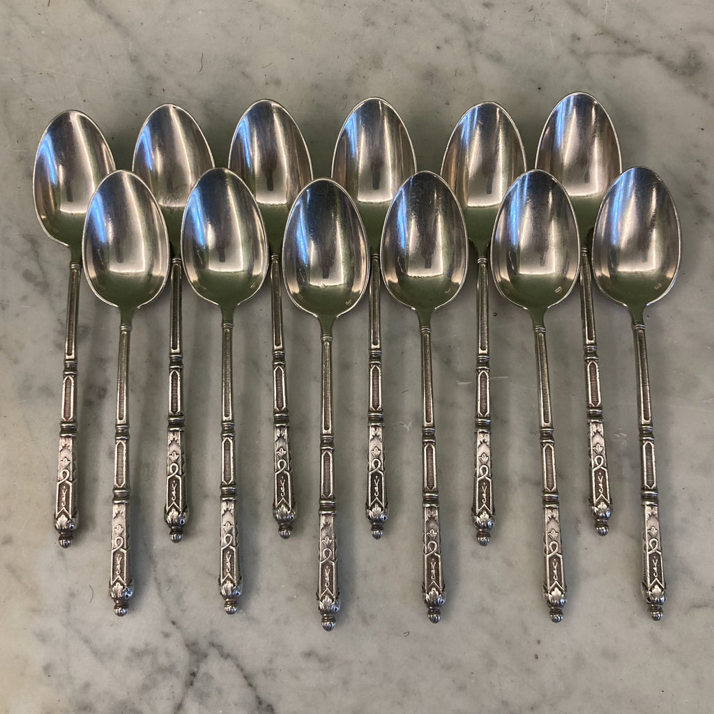 12 petites cuillères en métal argenté avec les manches à la Russe.