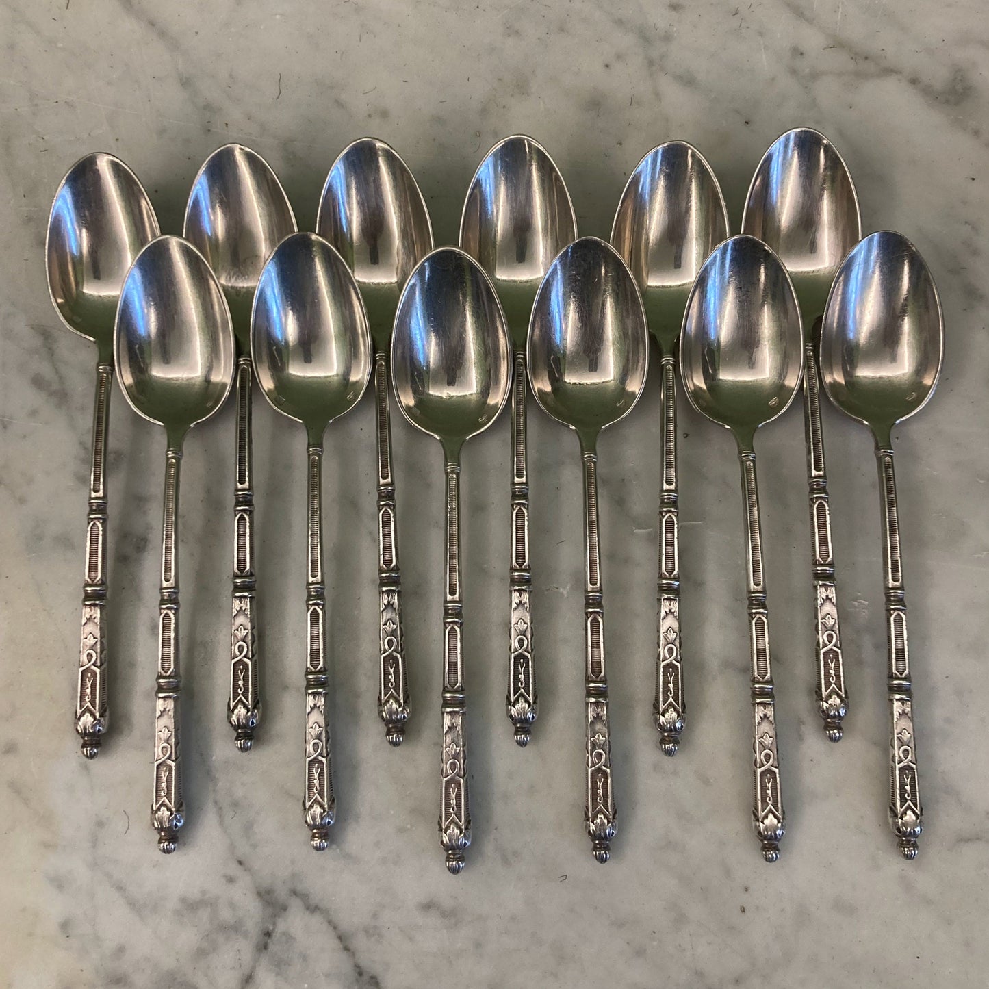 12 petites cuillères en métal argenté avec les manches à la Russe.