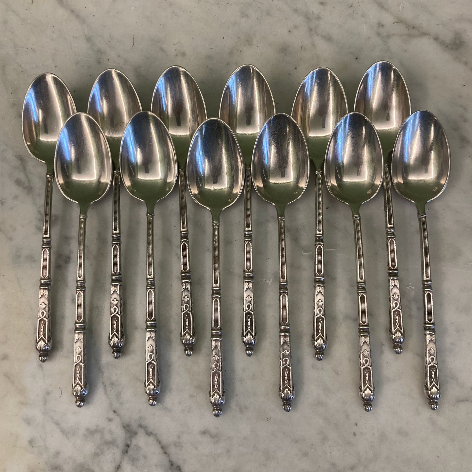 12 petites cuillères en métal argenté avec les manches à la Russe.