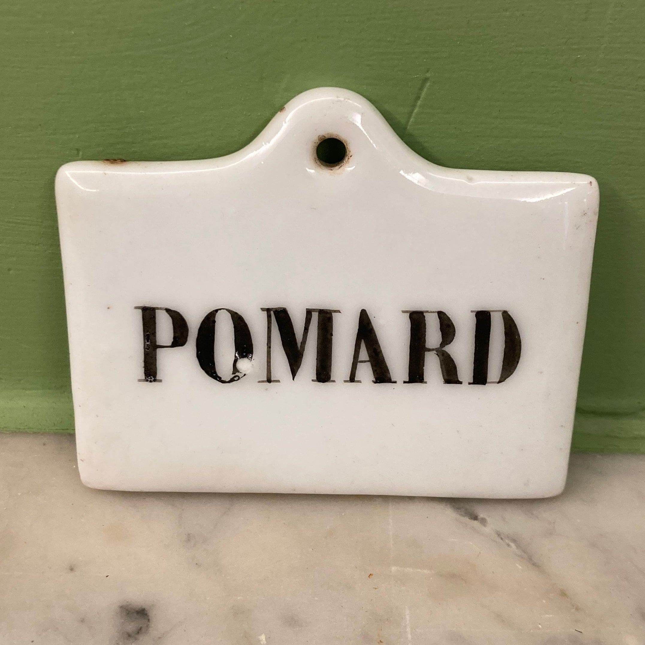 Pomard: étiquette pour cave à vin en  porcelaine  du 19ème siècle