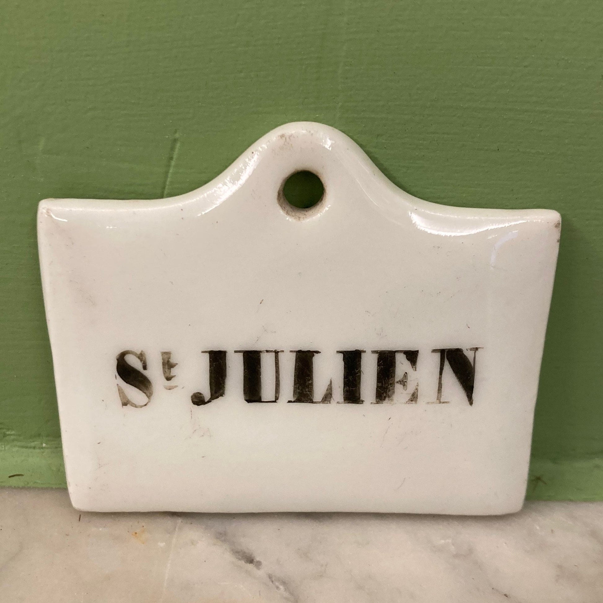 Saint-Julien: étiquette pour cave à vin en  porcelaine  du 19ème siècle