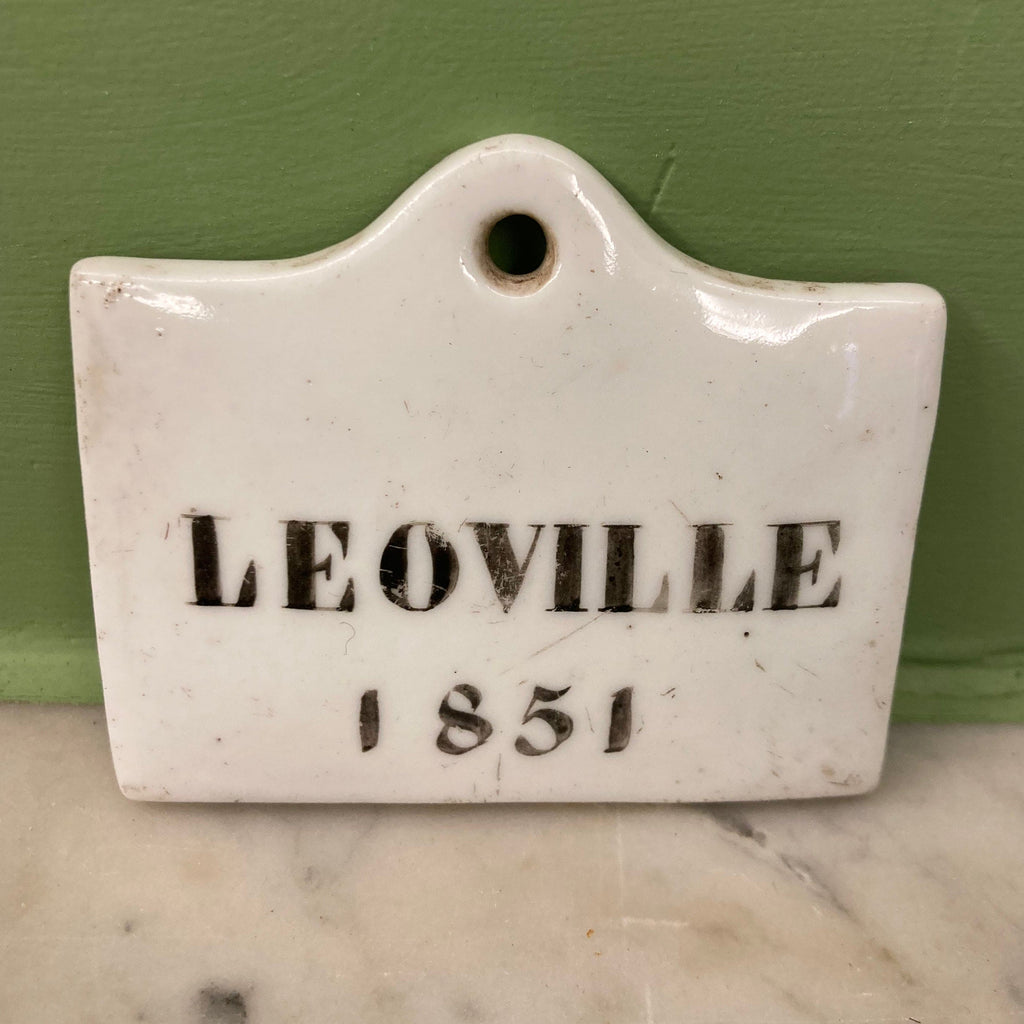 Léoville 1851: étiquette pour cave à vin en  porcelaine  du 19ème siècle