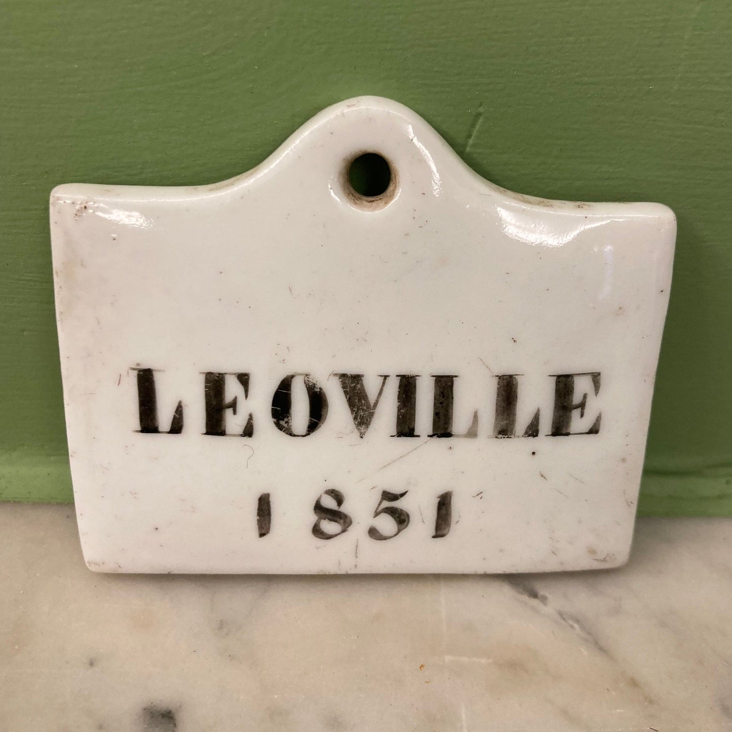 Léoville 1851: étiquette pour cave à vin en  porcelaine  du 19ème siècle
